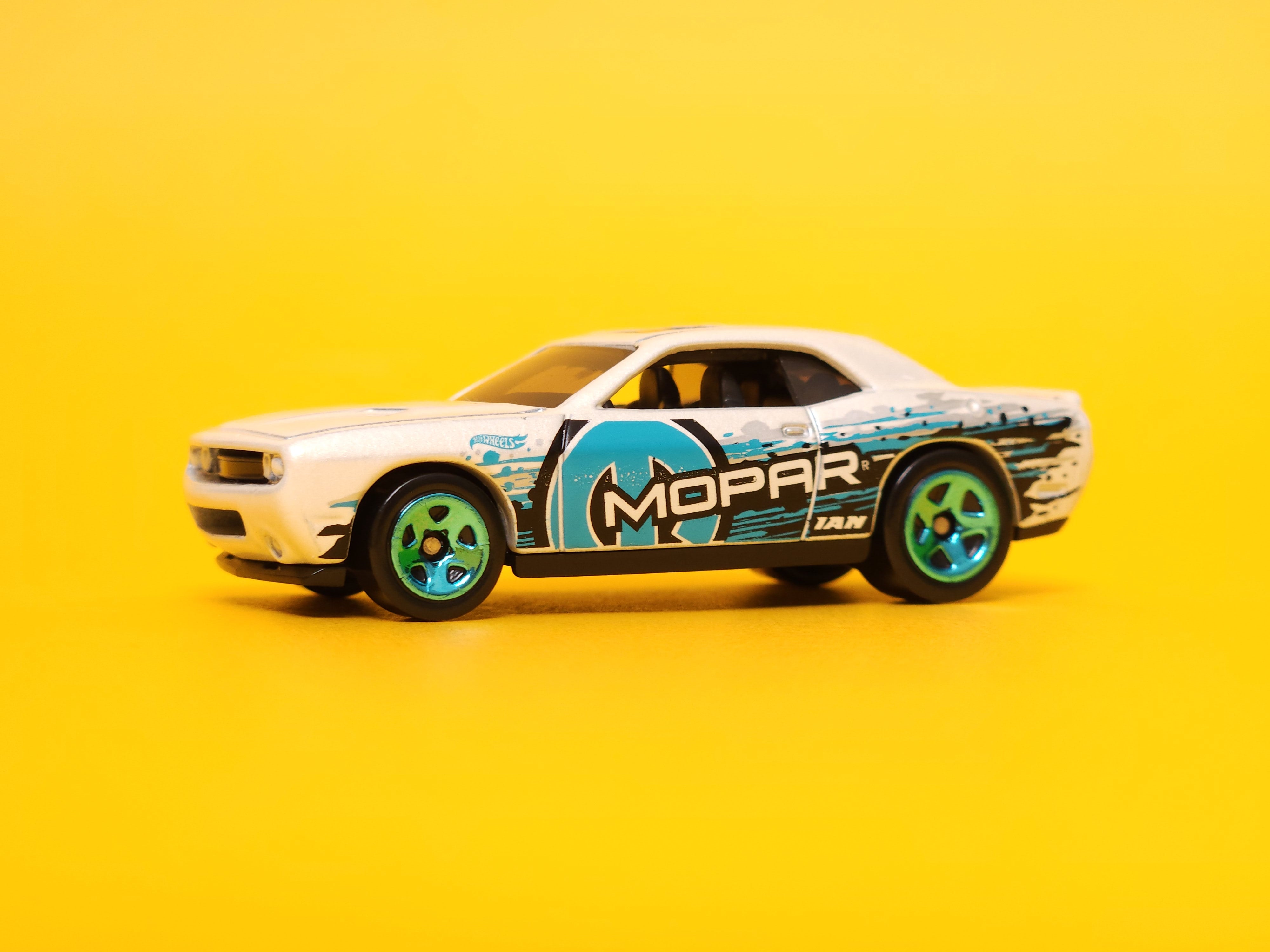 08 Dodge Challenger SRT8: Mopar White – 2024 Mattel Hot Wheels