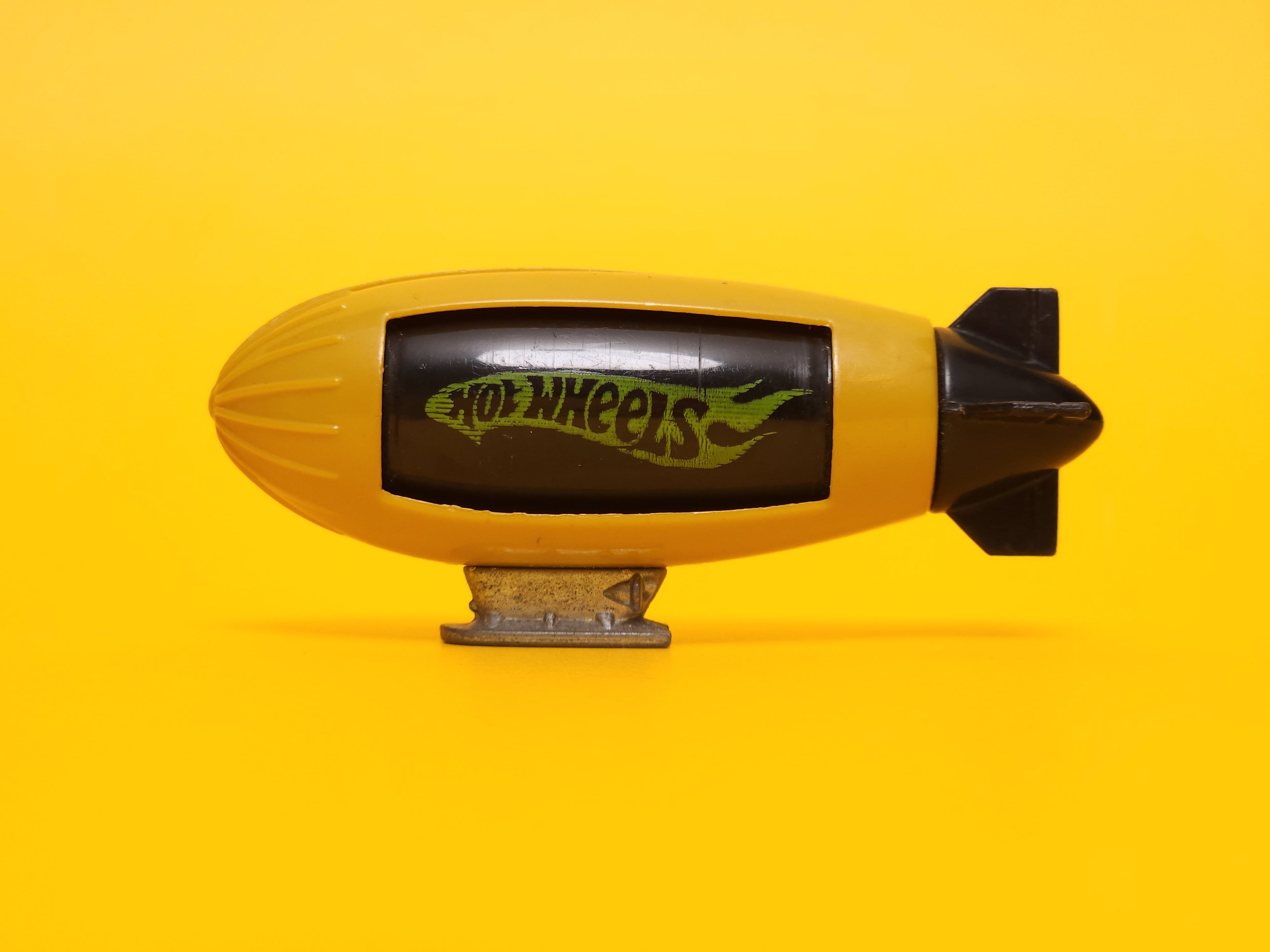 Blimp: Gold – 2008 Mattel Hot Wheels Basic