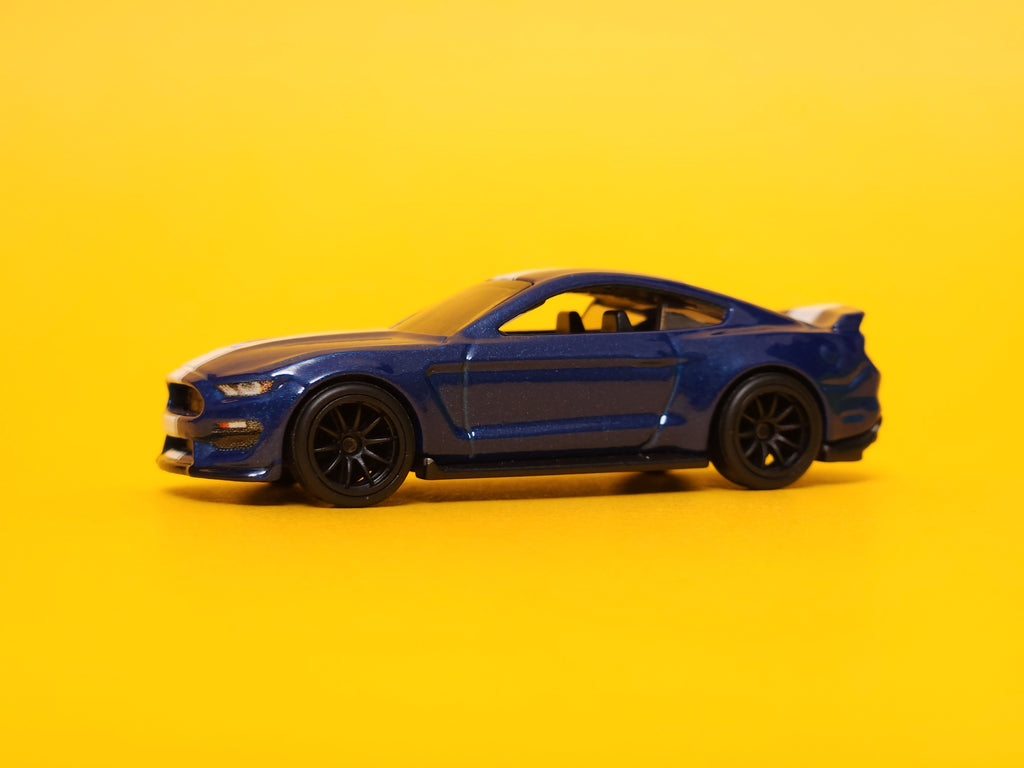 Ford Shelby GT350R: Metalflake Deep Impact Blue – 2021 Mattel Hot Wheels Premium