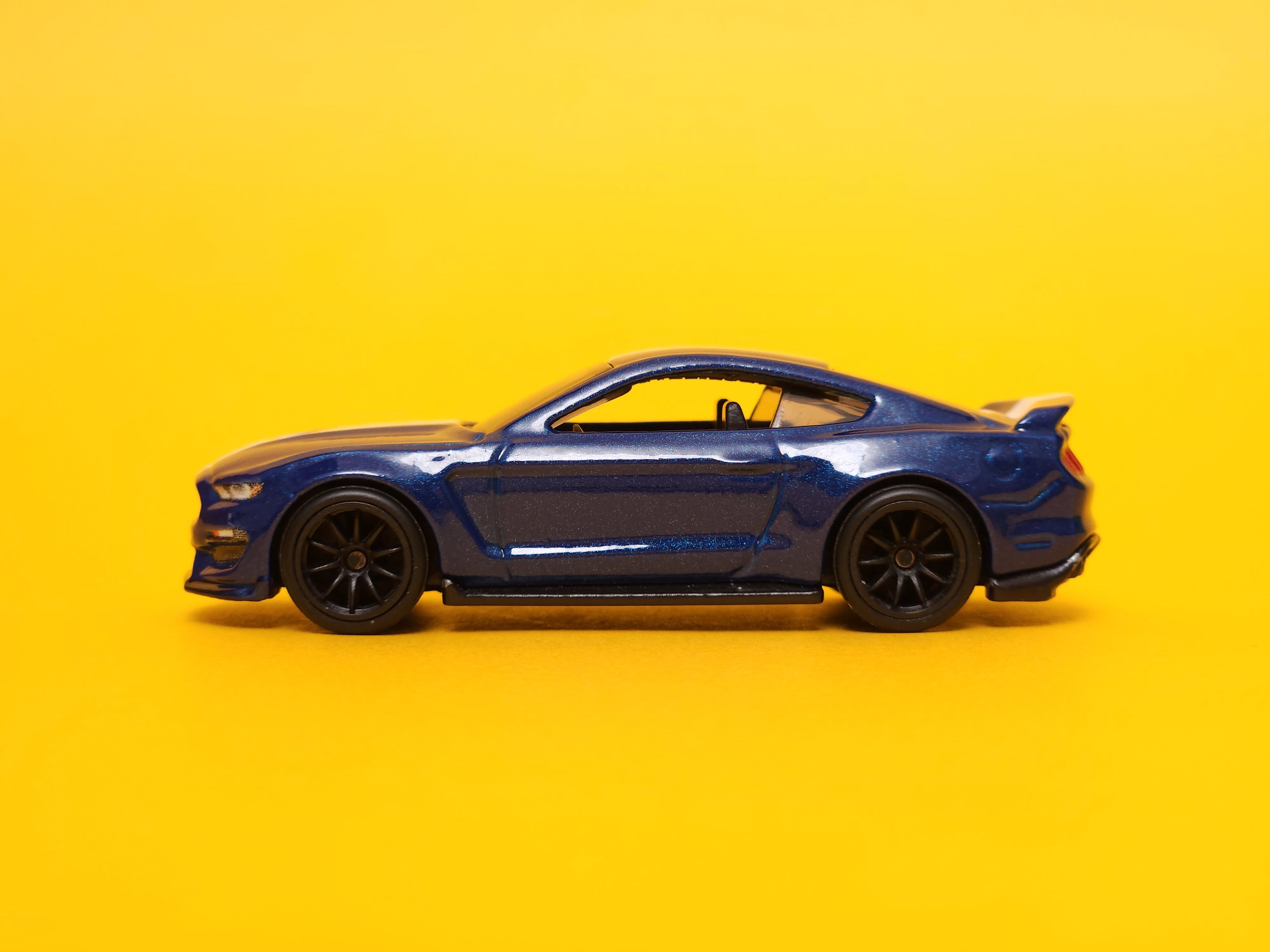 Ford Shelby GT350R: Metalflake Deep Impact Blue – 2021 Mattel Hot Wheels Premium