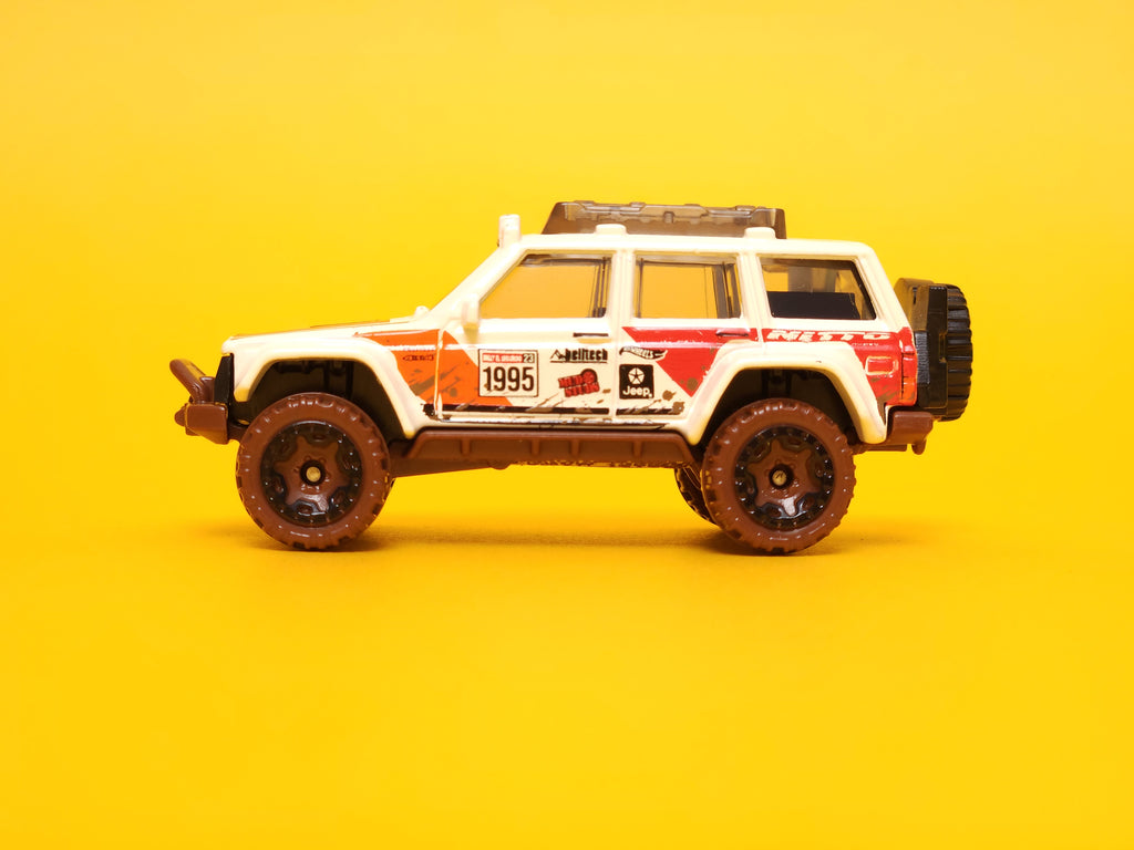 '95 Jeep Cherokee: Off-white – 2023 Mattel Hot Wheels Basic Treasure Hunt