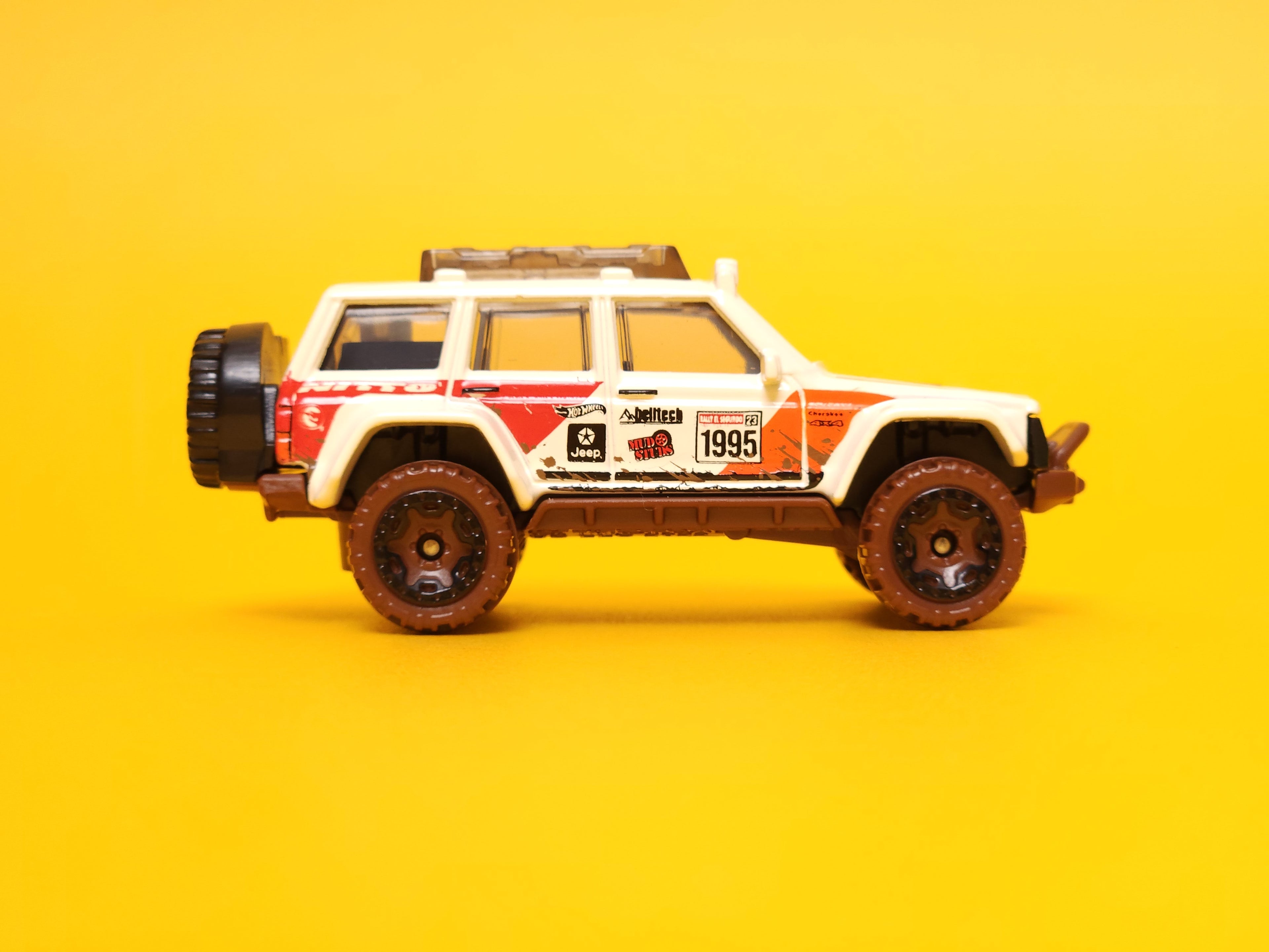 '95 Jeep Cherokee: Off-white – 2023 Mattel Hot Wheels Basic Treasure Hunt