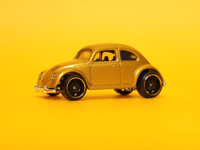 Volkswagen Beetle: Bumblebee Metalflake gold – 2024 Mattel Hot Wheels Basic