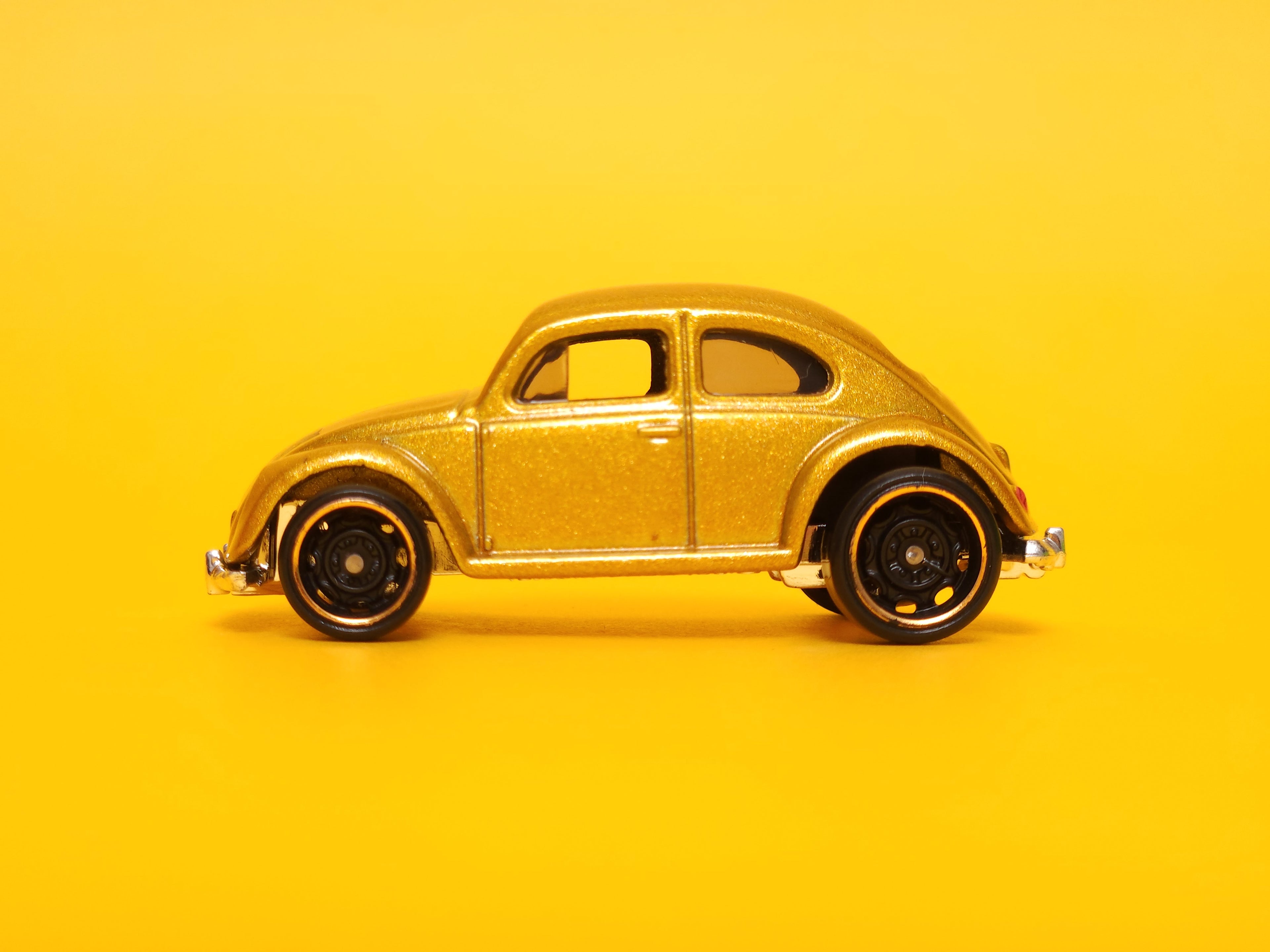 Volkswagen Beetle: Bumblebee Metalflake gold – 2024 Mattel Hot Wheels Basic