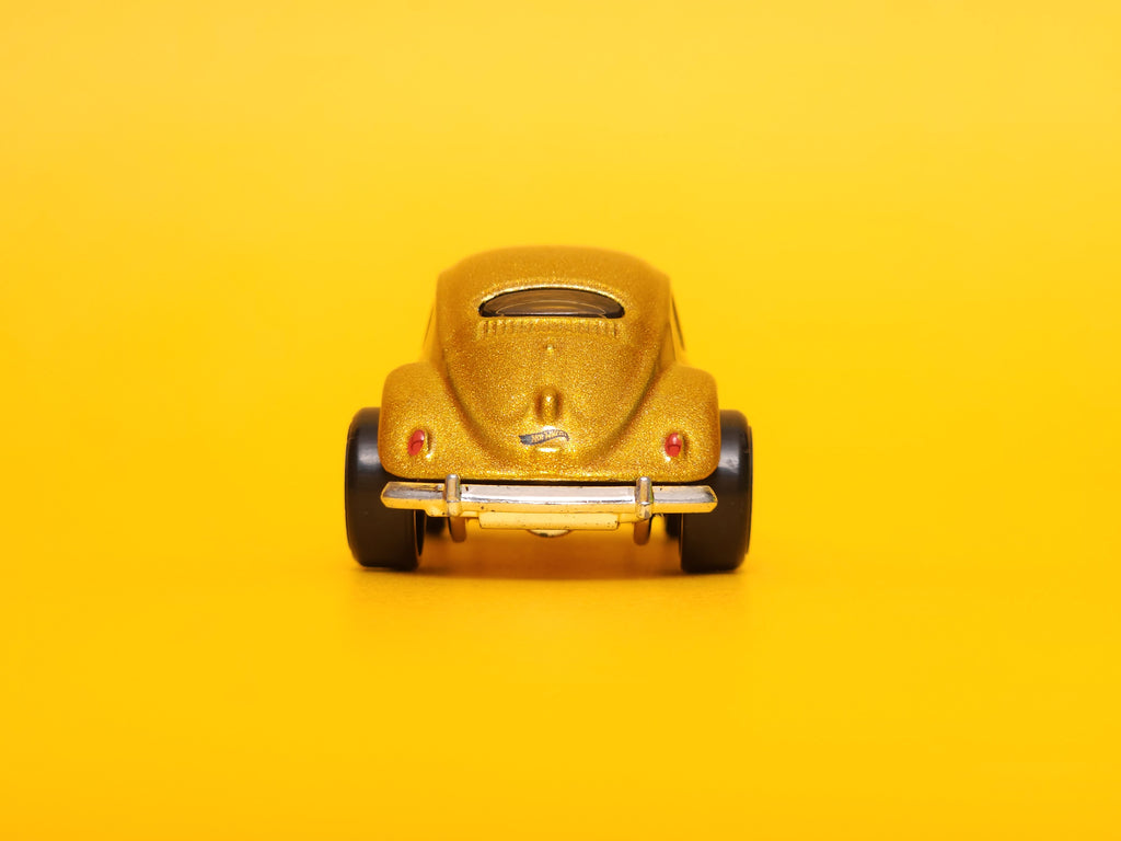 Volkswagen Beetle: Bumblebee Metalflake gold – 2024 Mattel Hot Wheels Basic