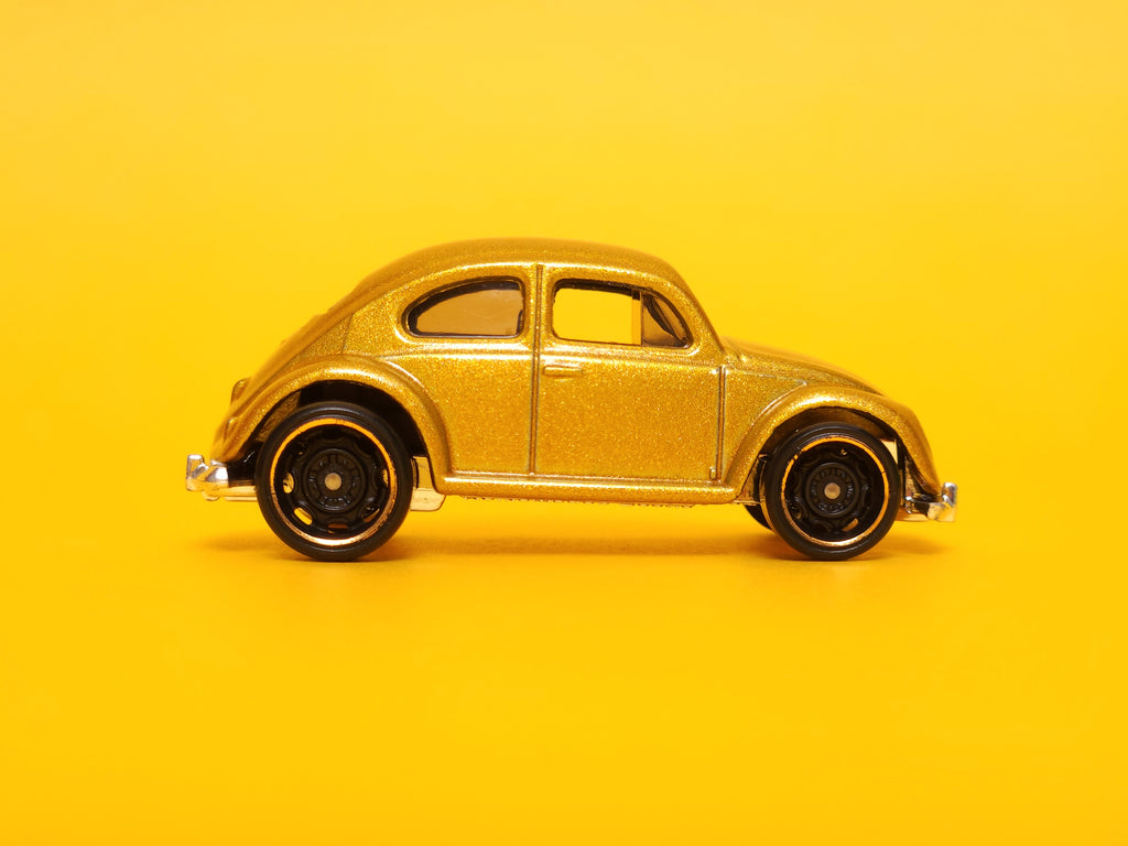 Volkswagen Beetle: Bumblebee Metalflake gold – 2024 Mattel Hot Wheels Basic