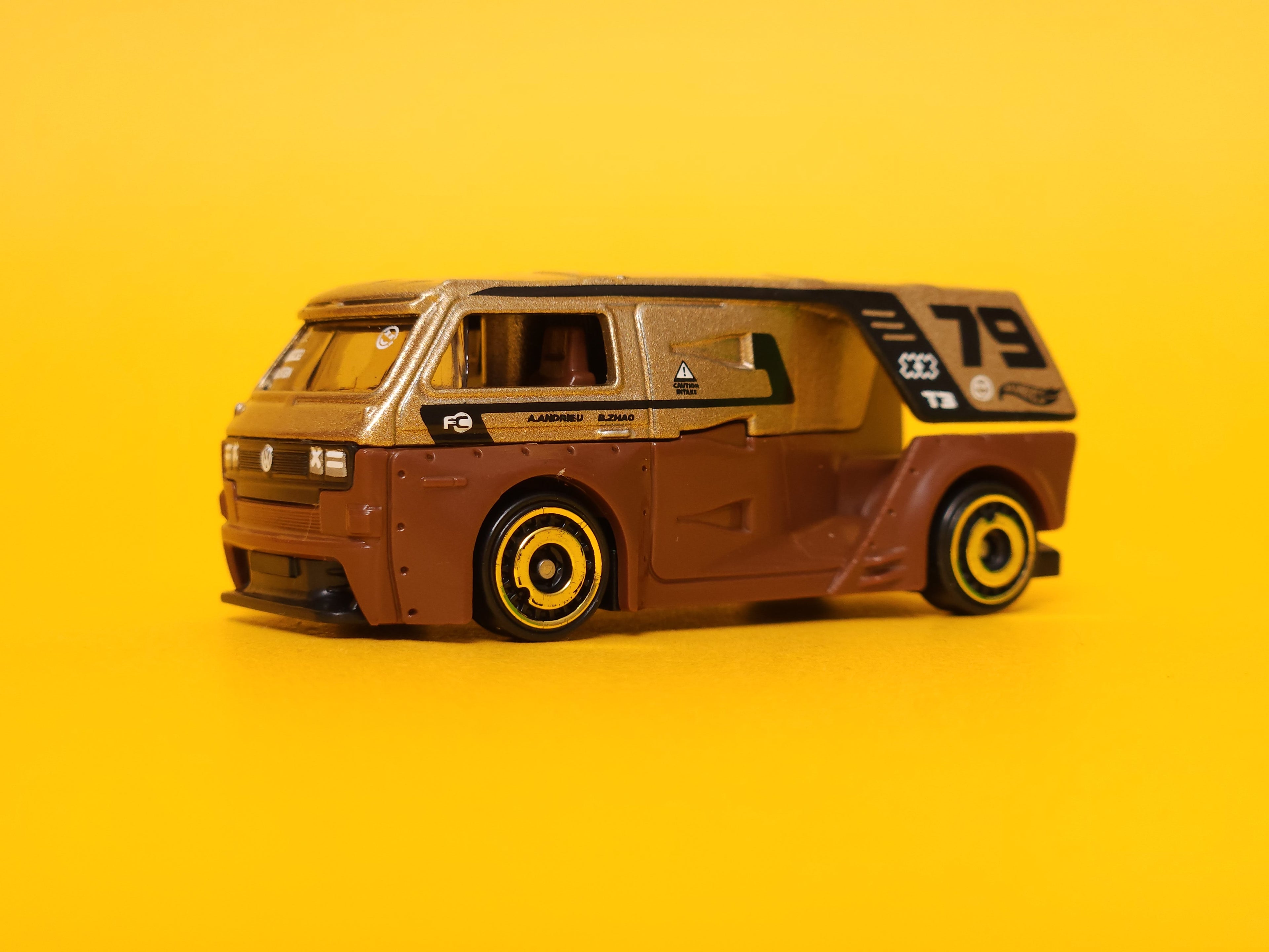 VW T3 Custom: Metalflake champagne / Brown – 2024 Mattel Hot Wheels Basic 1st Edition