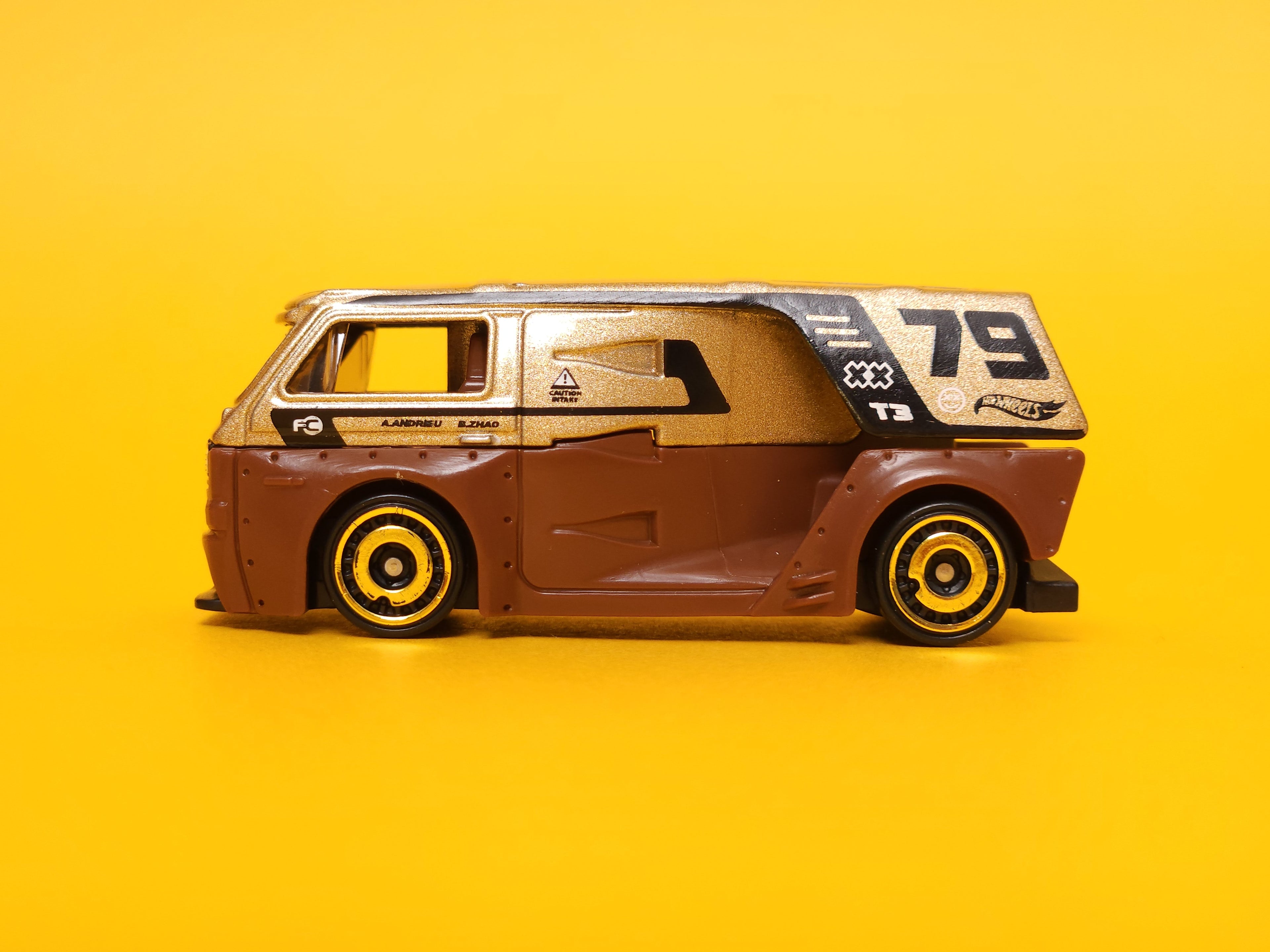 VW T3 Custom: Metalflake champagne / Brown – 2024 Mattel Hot Wheels Basic 1st Edition