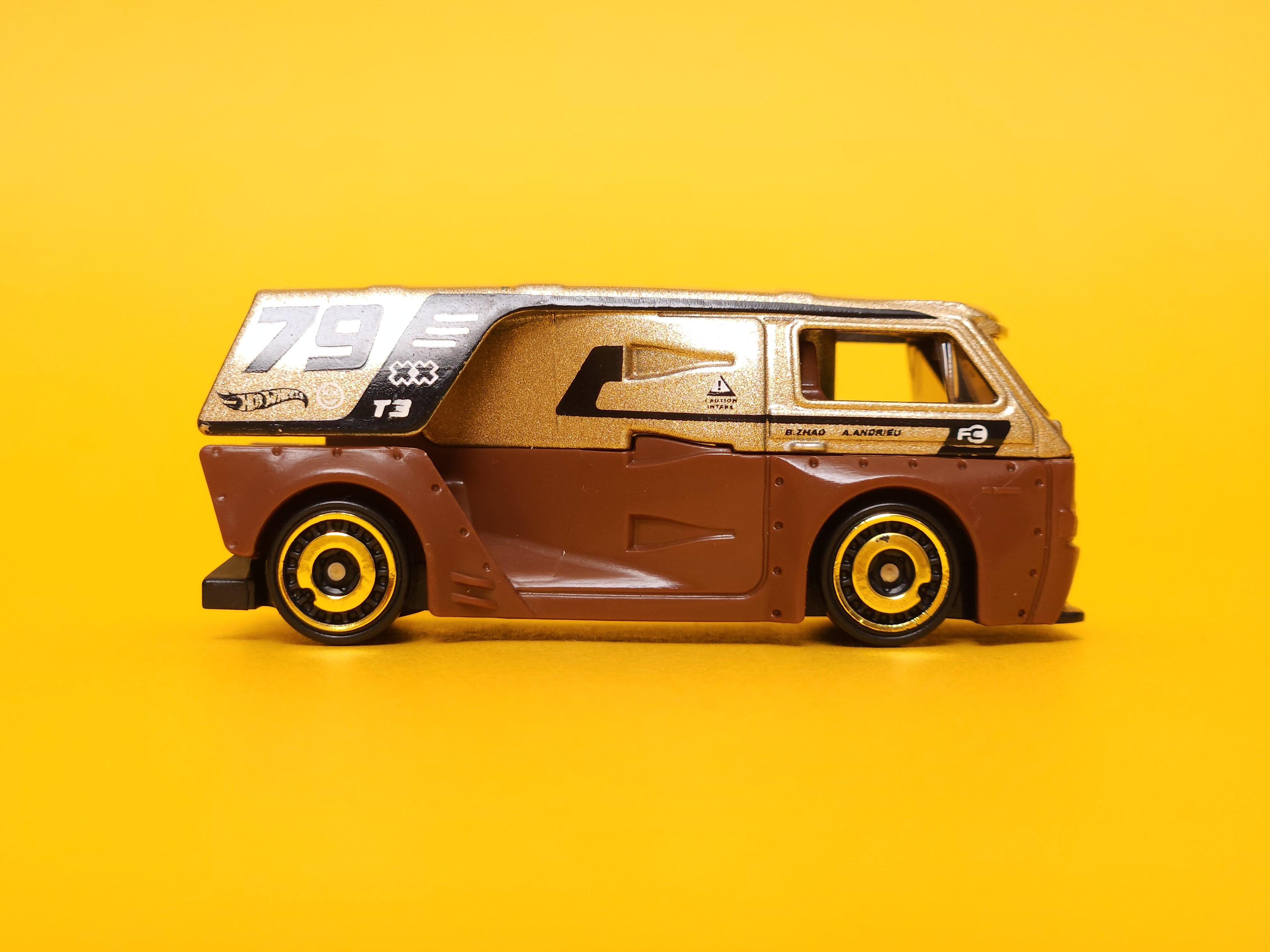 VW T3 Custom: Metalflake champagne / Brown – 2024 Mattel Hot Wheels Basic 1st Edition