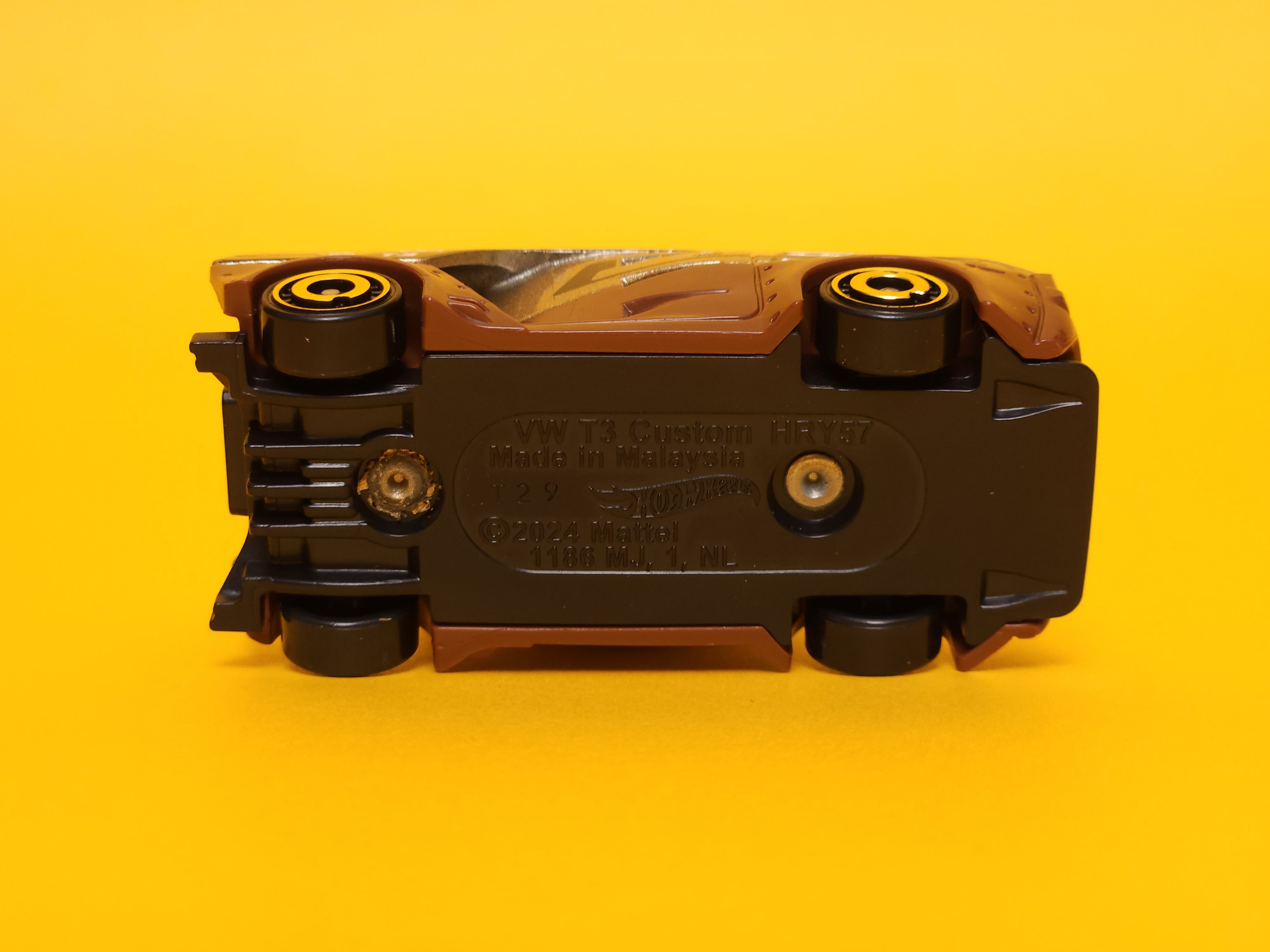 VW T3 Custom: Metalflake champagne / Brown – 2024 Mattel Hot Wheels Basic 1st Edition