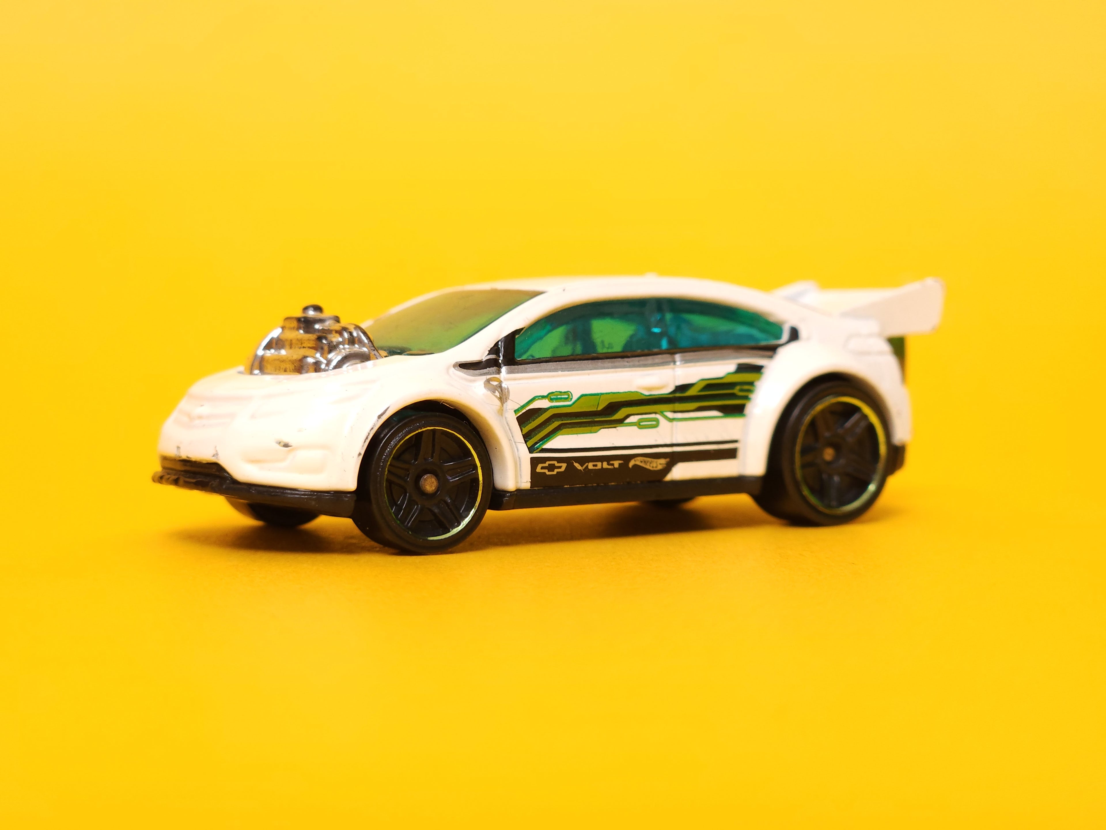 Super Volt: White – 2016 Mattel Hot Wheels Basic