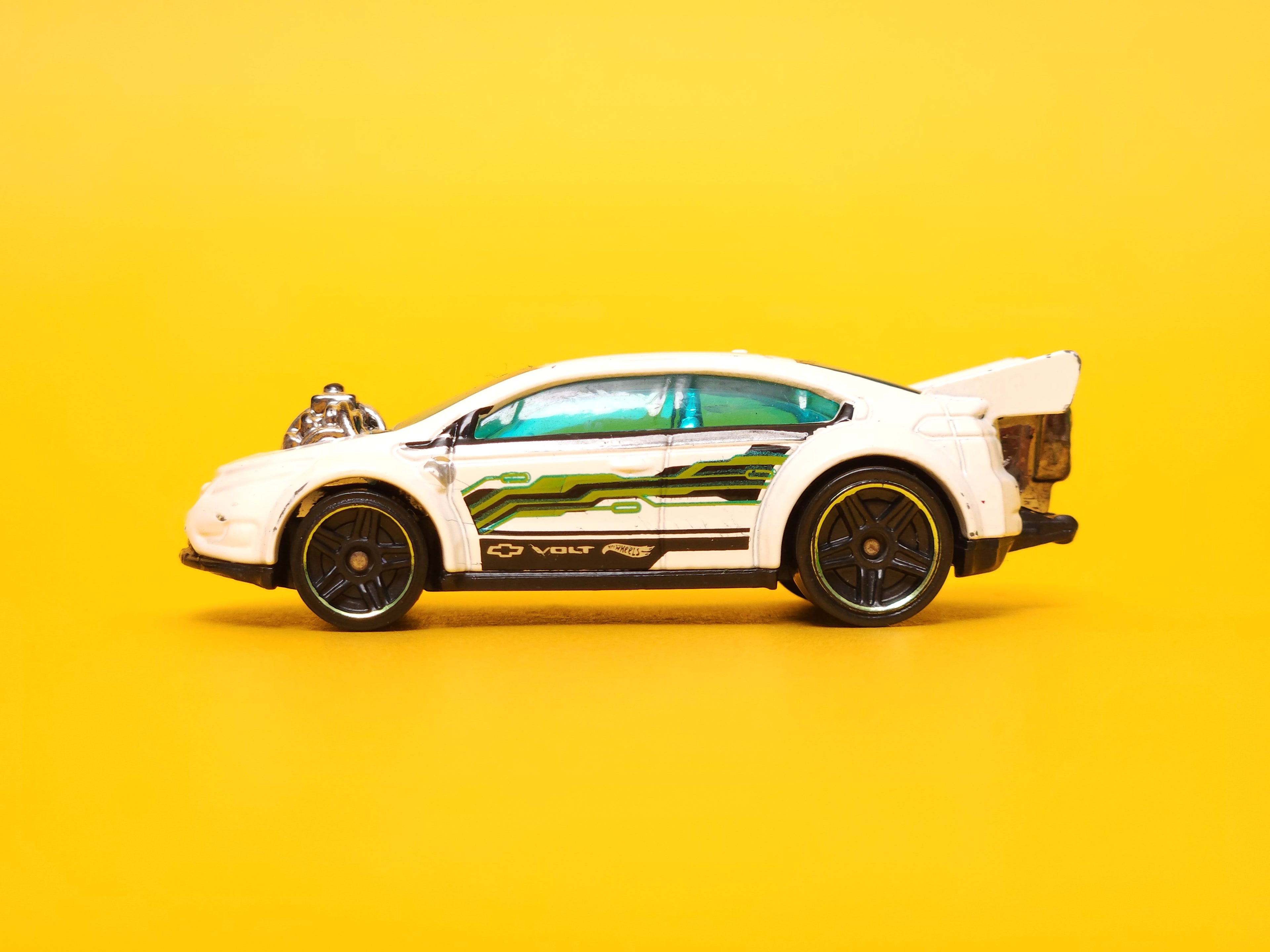 Super Volt: White – 2016 Mattel Hot Wheels Basic