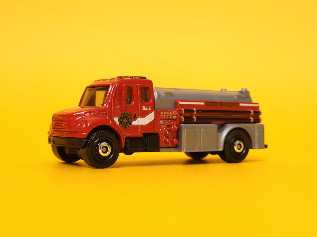Freightliner Business Class M2 106: Red – 2024 Mattel Matchbox Basic