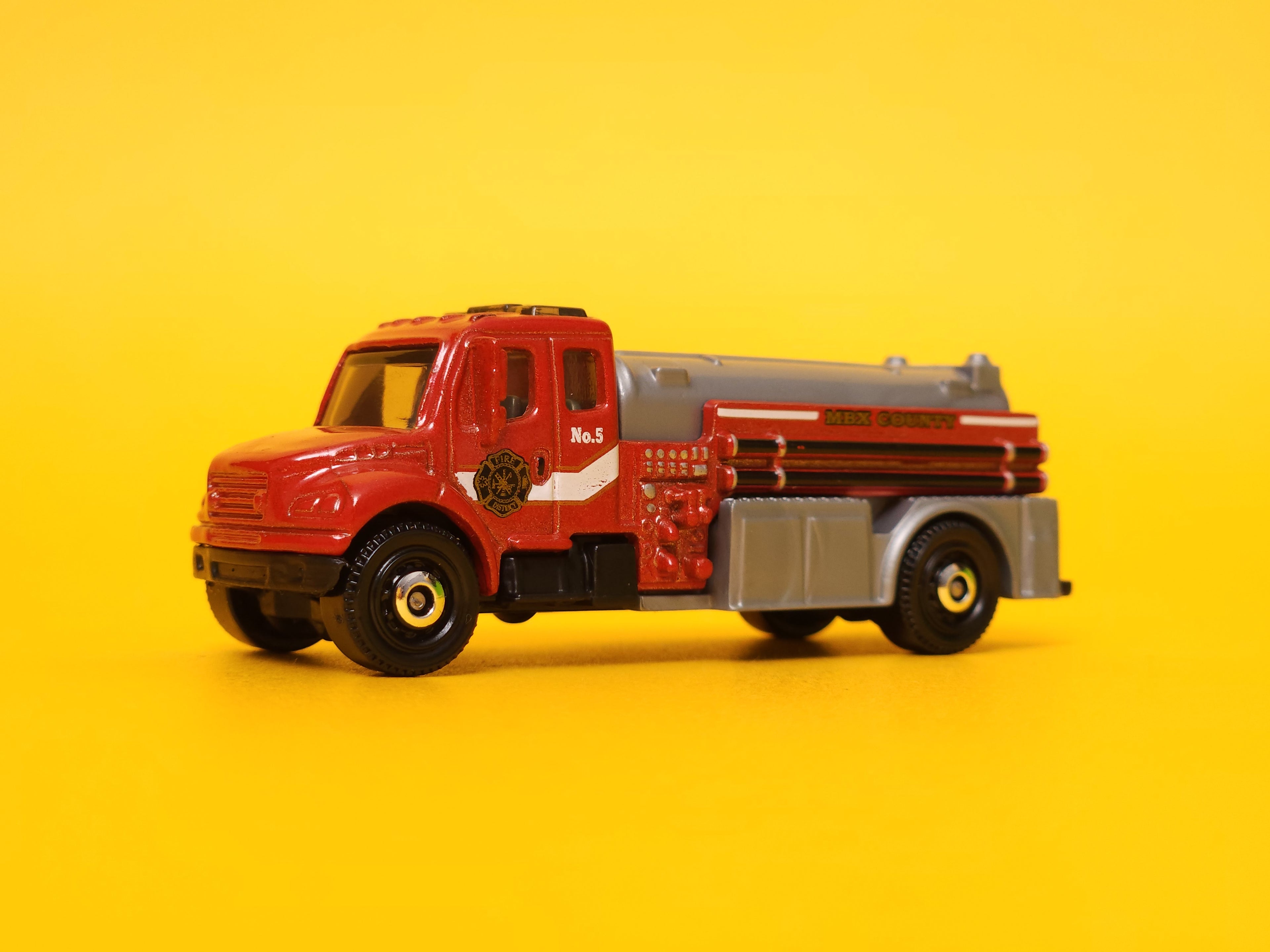 Freightliner Business Class M2 106: Red – 2024 Mattel Matchbox Basic