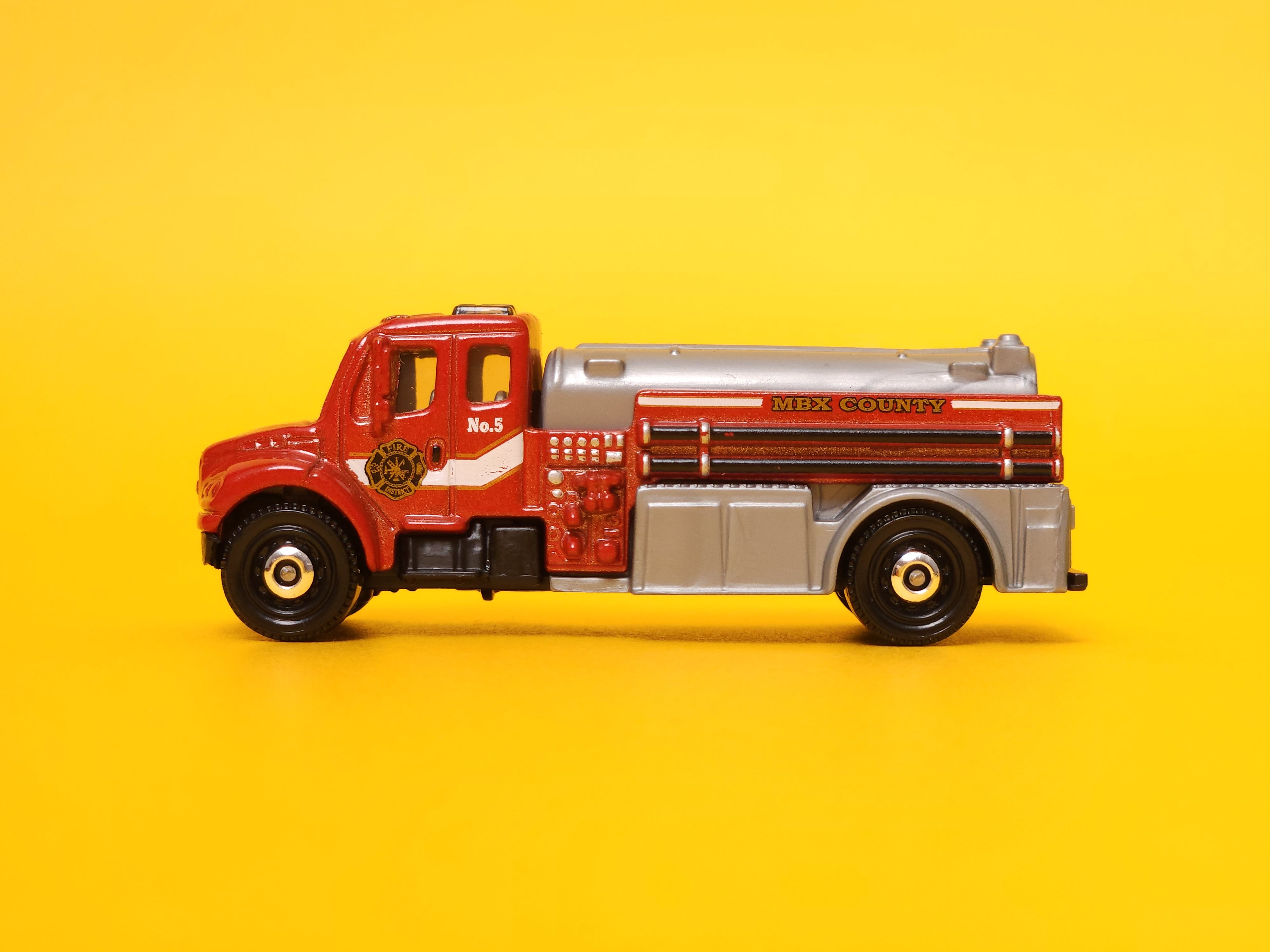 Freightliner Business Class M2 106: Red – 2024 Mattel Matchbox Basic