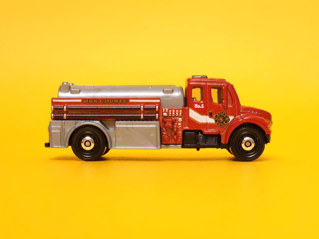 Freightliner Business Class M2 106: Red – 2024 Mattel Matchbox Basic