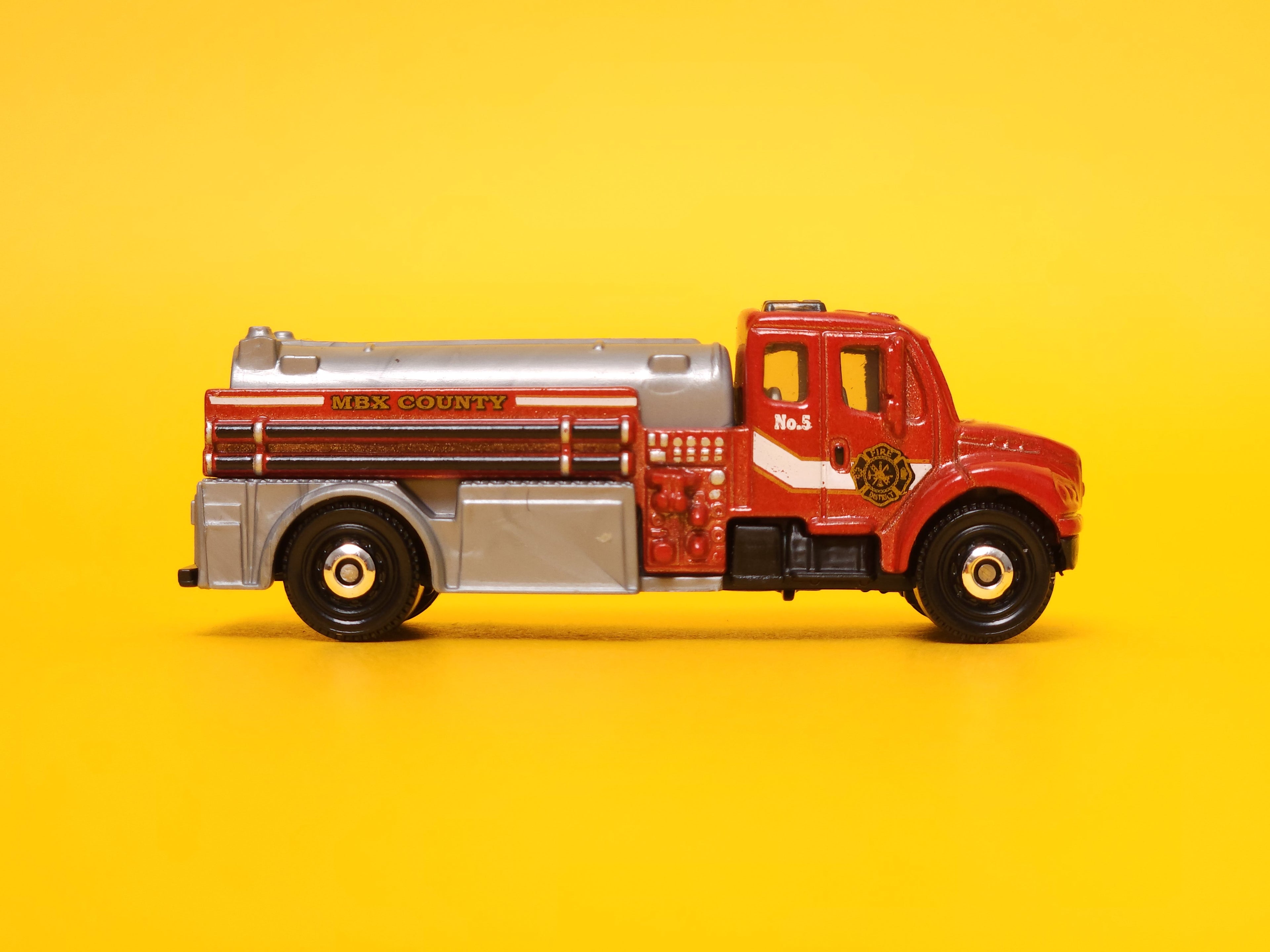 Freightliner Business Class M2 106: Red – 2024 Mattel Matchbox Basic