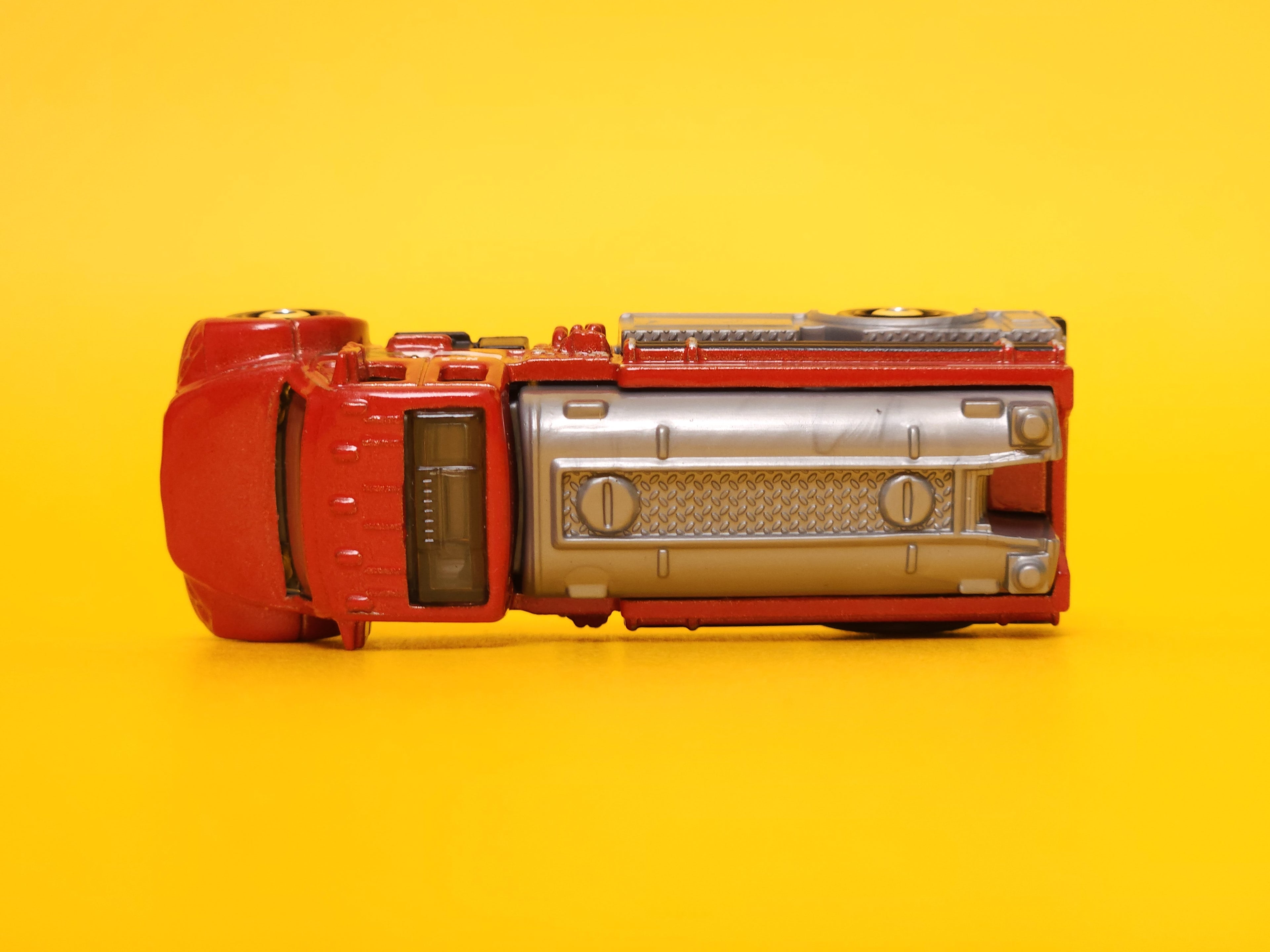 Freightliner Business Class M2 106: Red – 2024 Mattel Matchbox Basic