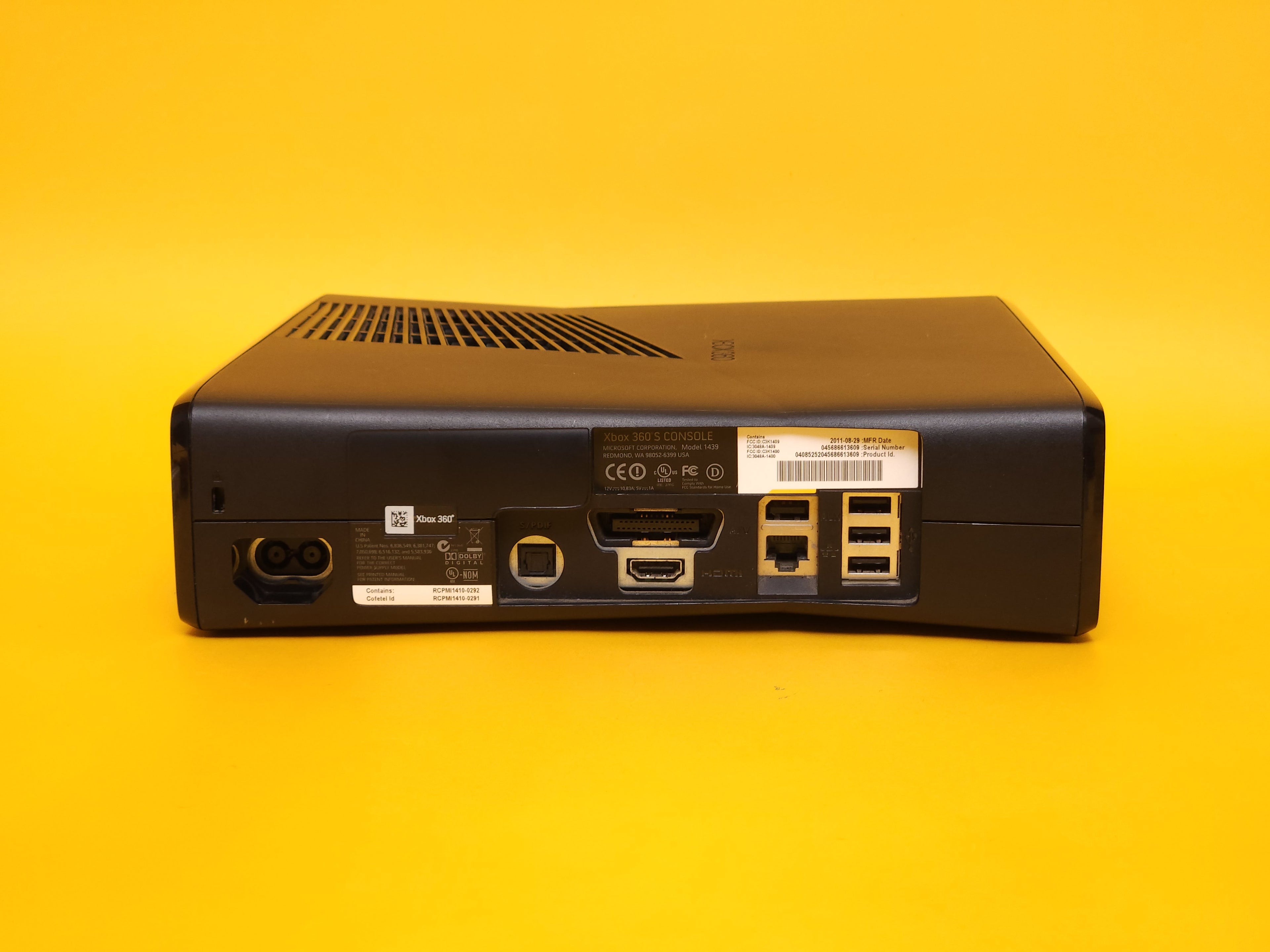 250GB Matte Black Xbox 360 S Console + Controller & Cables