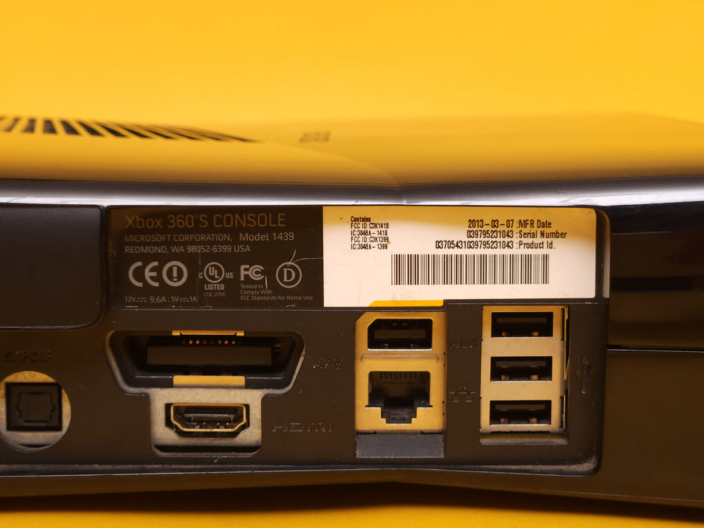 250GB Gloss Black Xbox 360 S Console + Controller & Cables