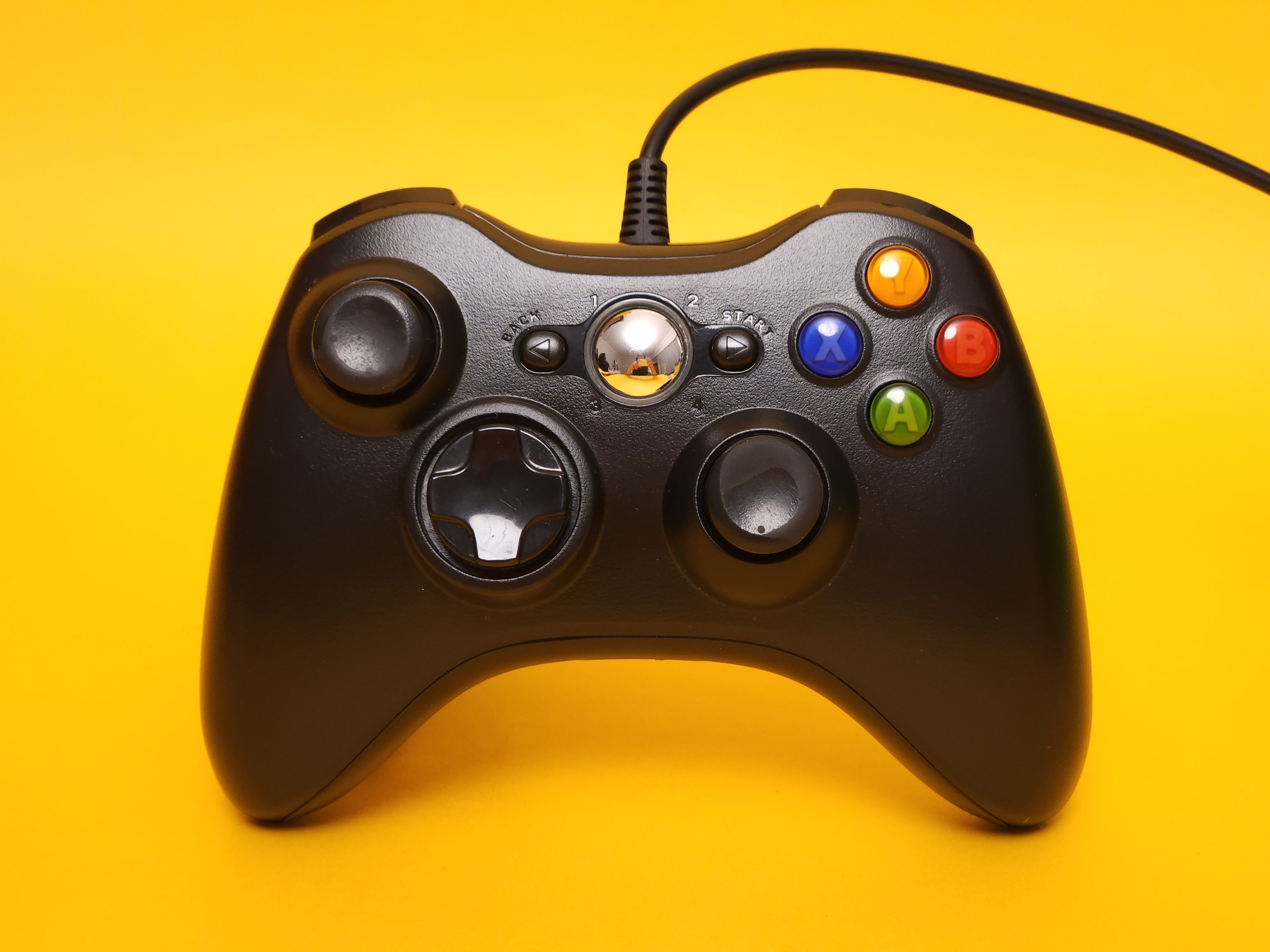 250GB Gloss Black Xbox 360 S Console + Controller & Cables