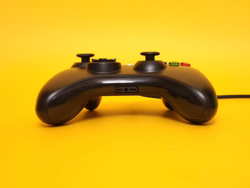 250GB Gloss Black Xbox 360 S Console + Controller & Cables