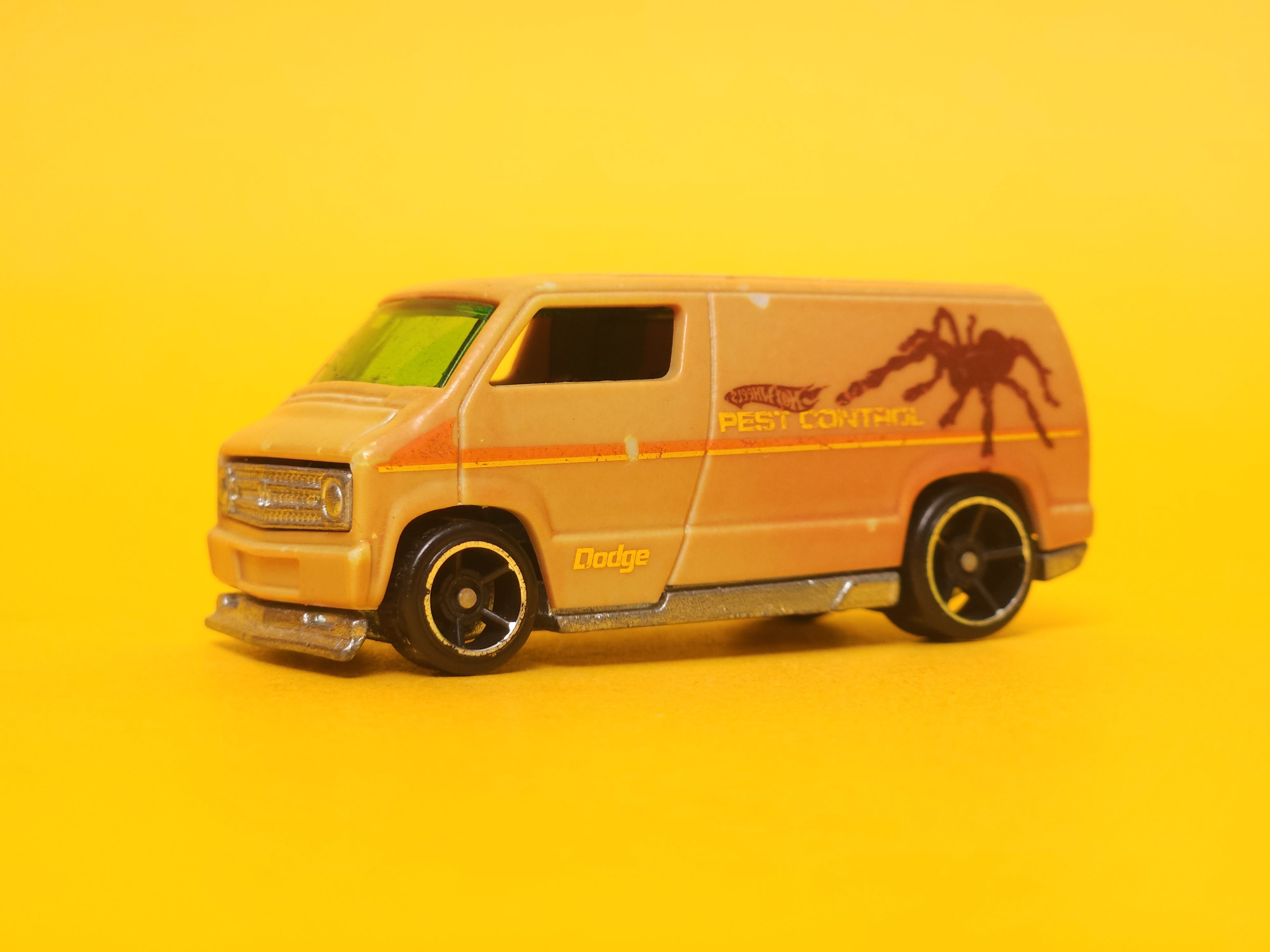 Custom '77 Dodge Van: Orange / Lime Green – 2010 Mattel Hot Wheels Color Shifters