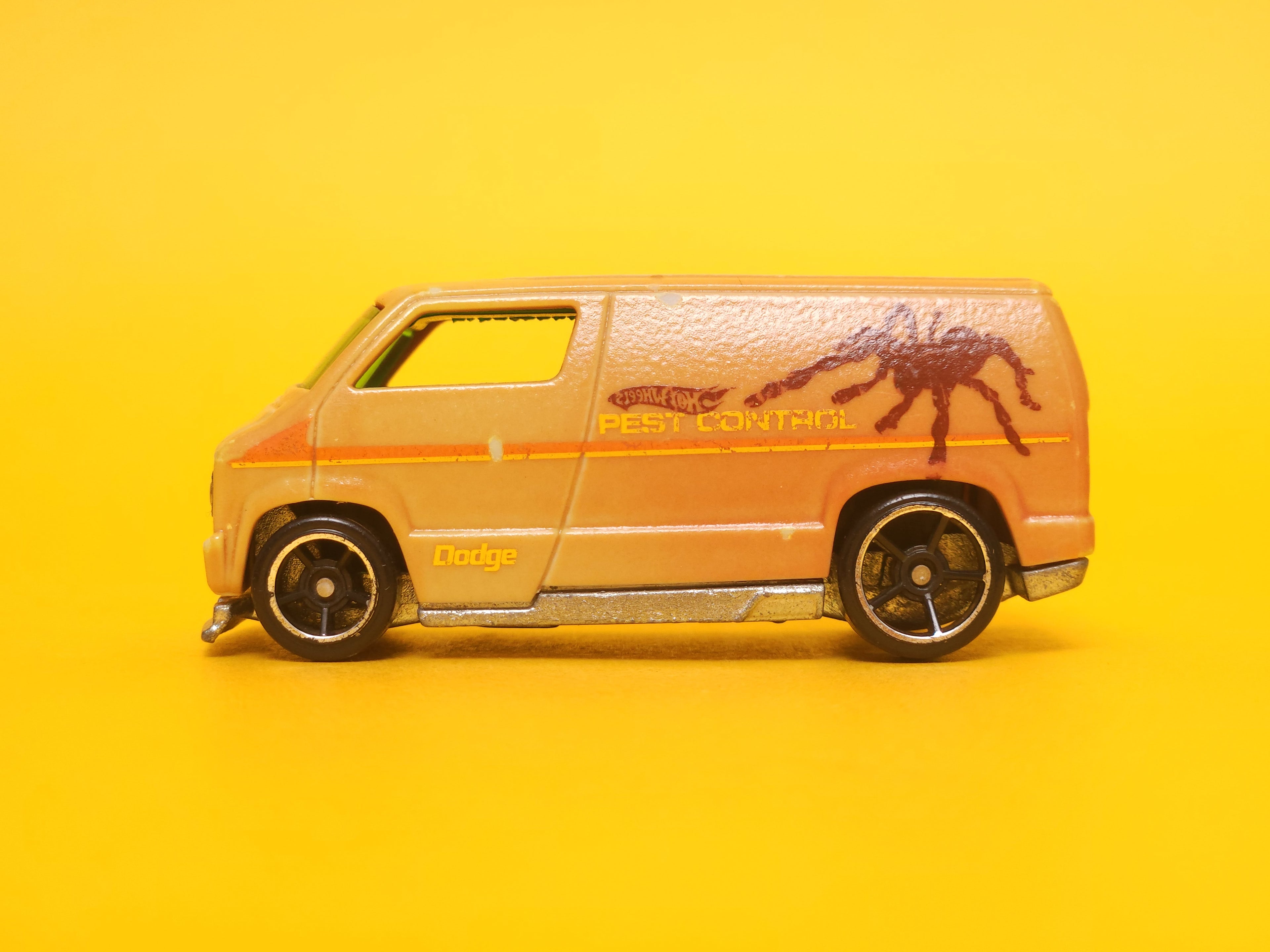 Custom '77 Dodge Van: Orange / Lime Green – 2010 Mattel Hot Wheels Color Shifters