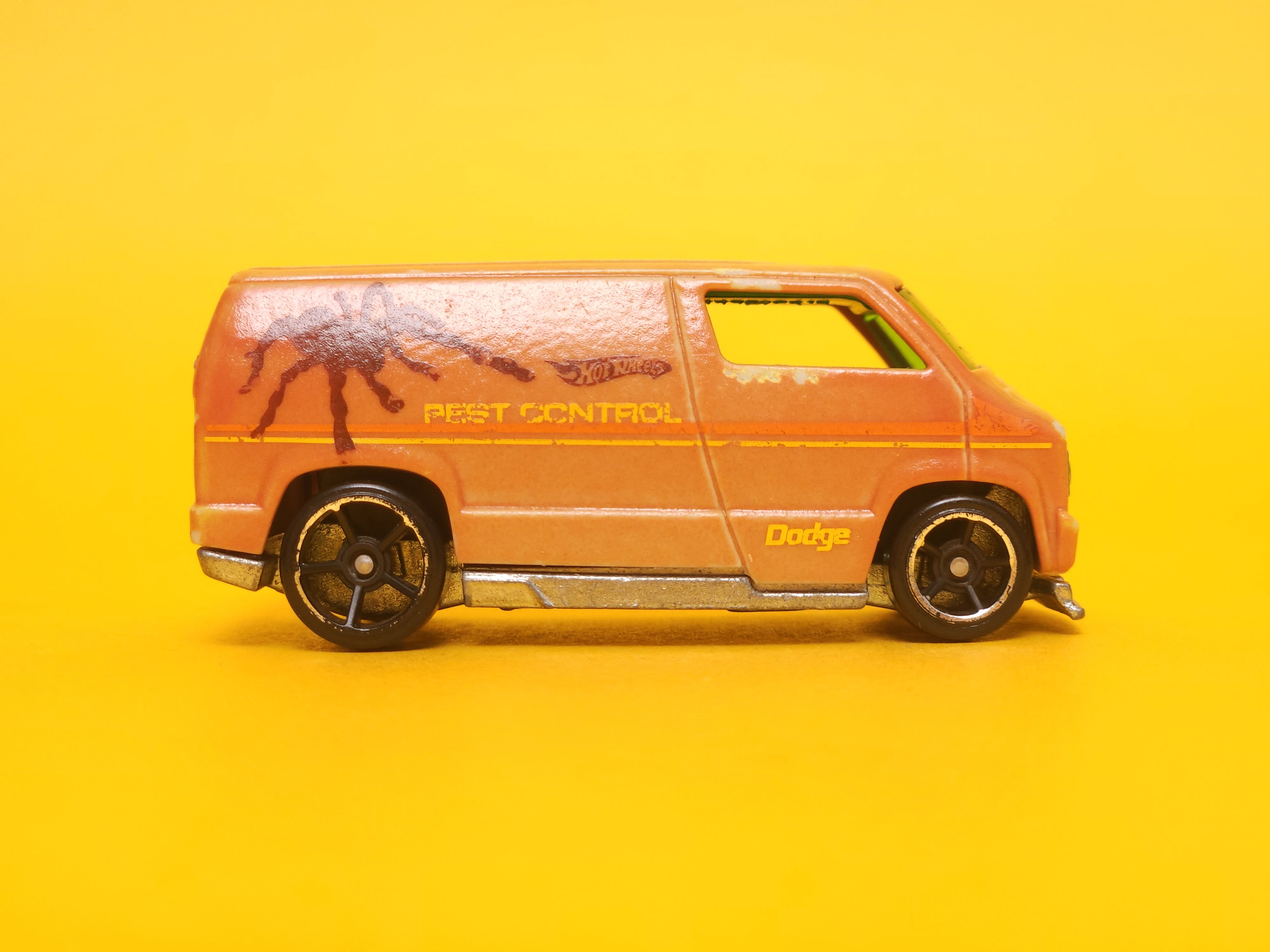 Custom '77 Dodge Van: Orange / Lime Green – 2010 Mattel Hot Wheels Color Shifters