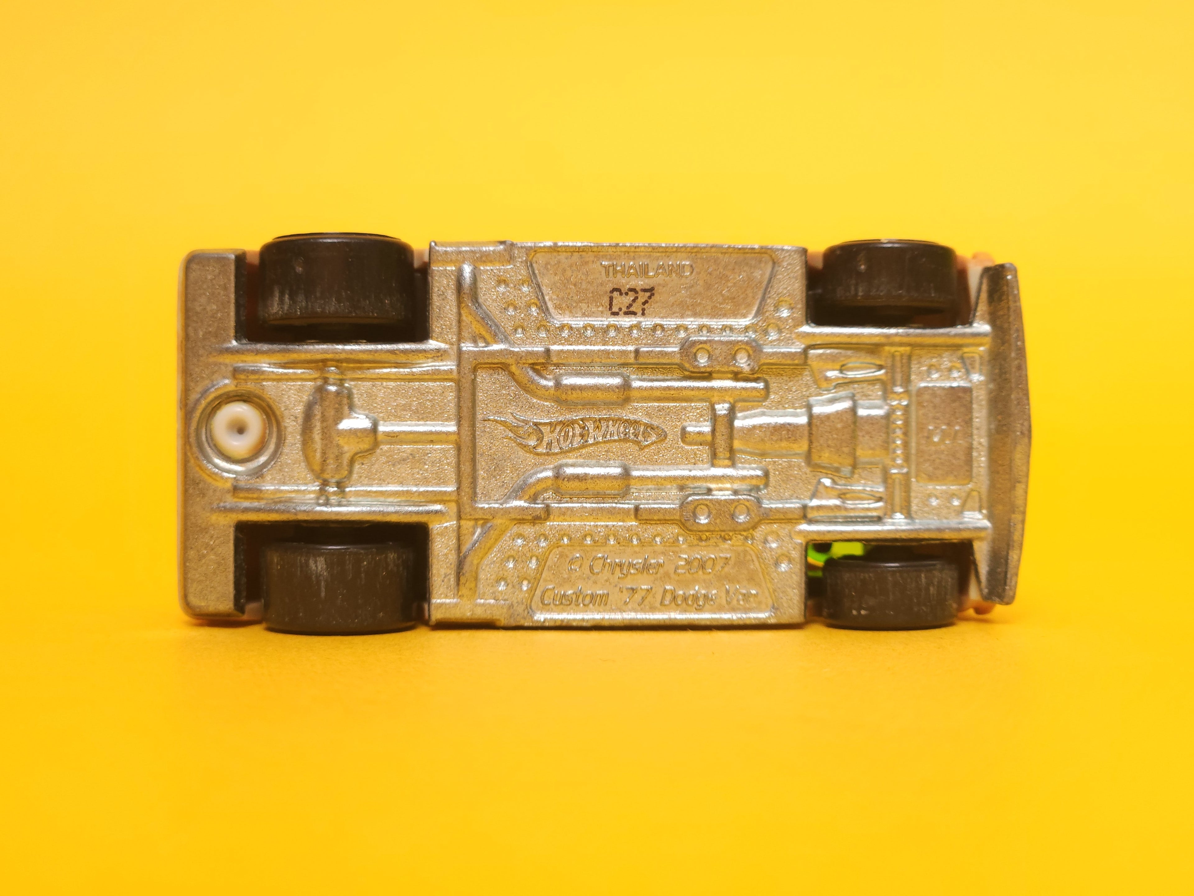 Custom '77 Dodge Van: Orange / Lime Green – 2010 Mattel Hot Wheels Color Shifters