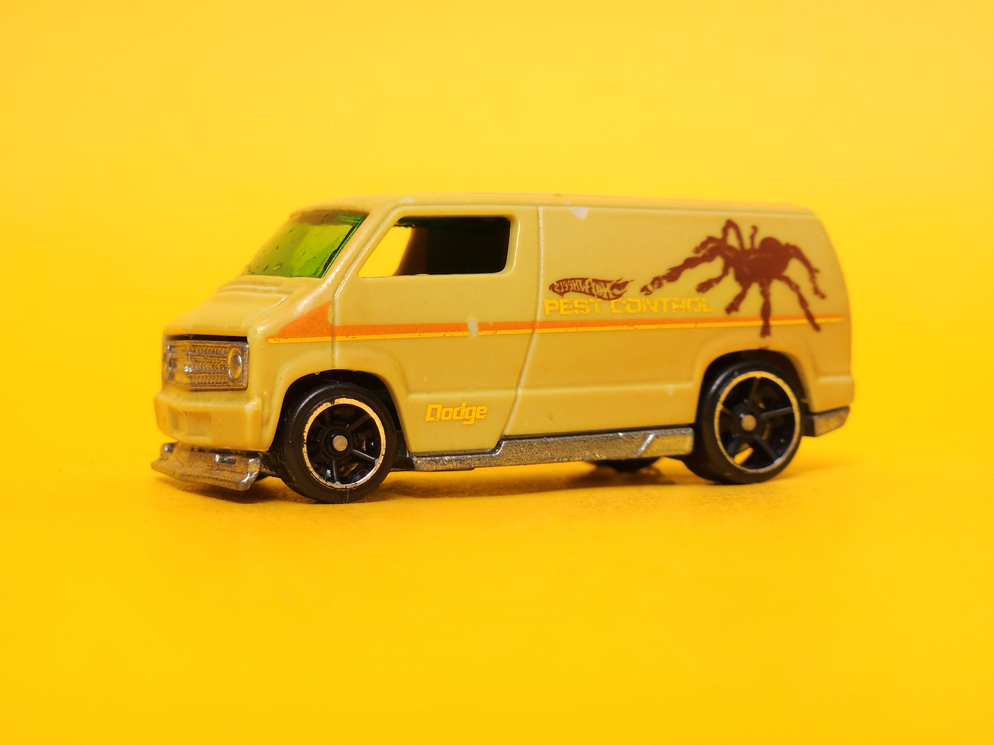 Custom '77 Dodge Van: Orange / Lime Green – 2010 Mattel Hot Wheels Color Shifters