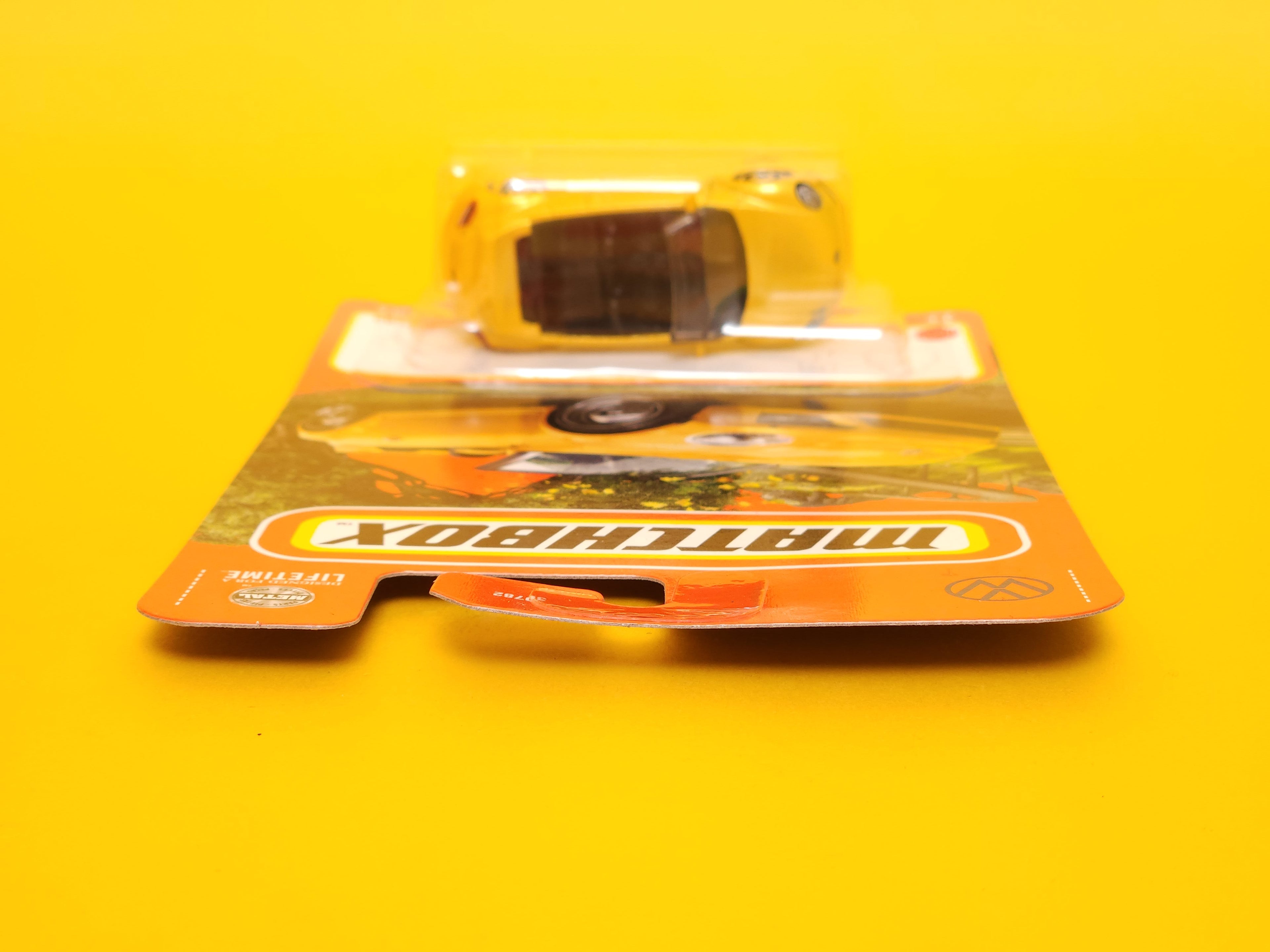 2019 Volkswagen Beetle Convertible: Metalflake Yellow – 2024 Mattel Matchbox Basic