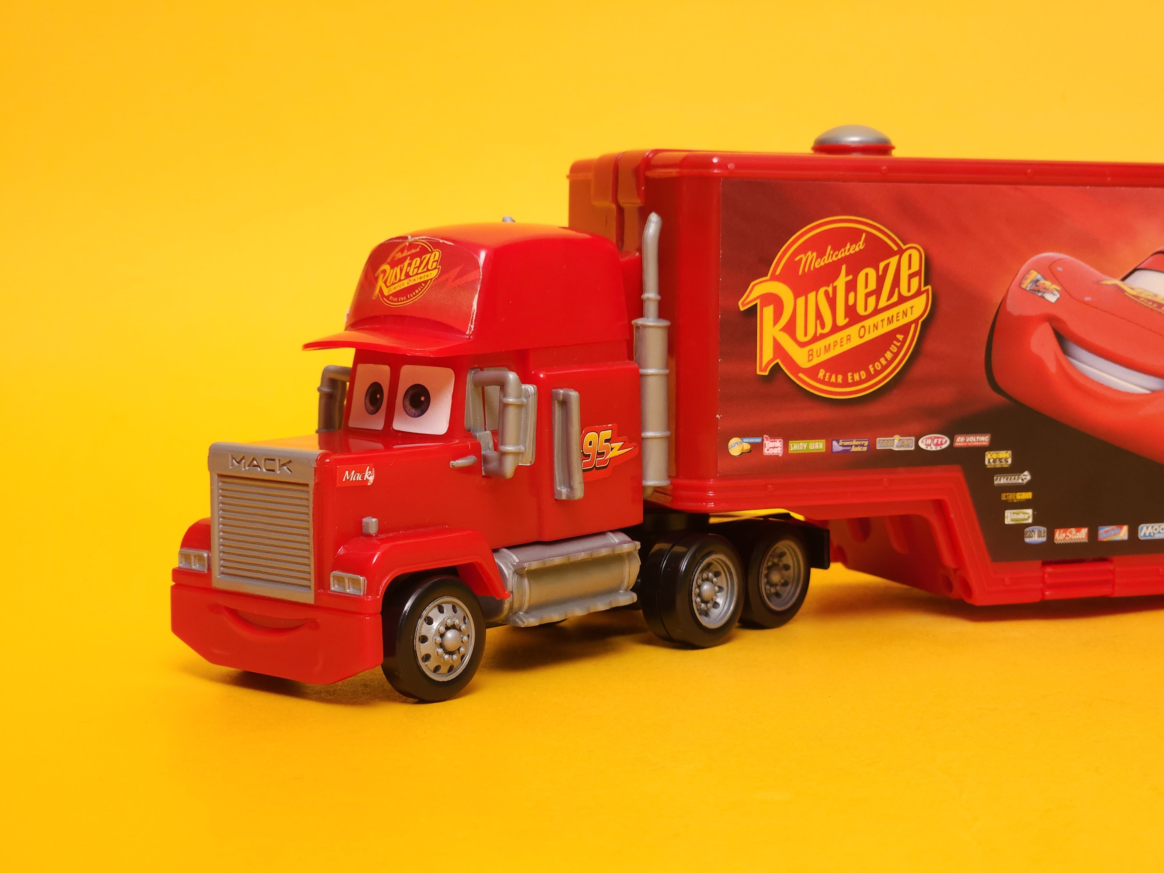 Mack Truck Playset – 2011 Mattel Disney Pixar Cars 2