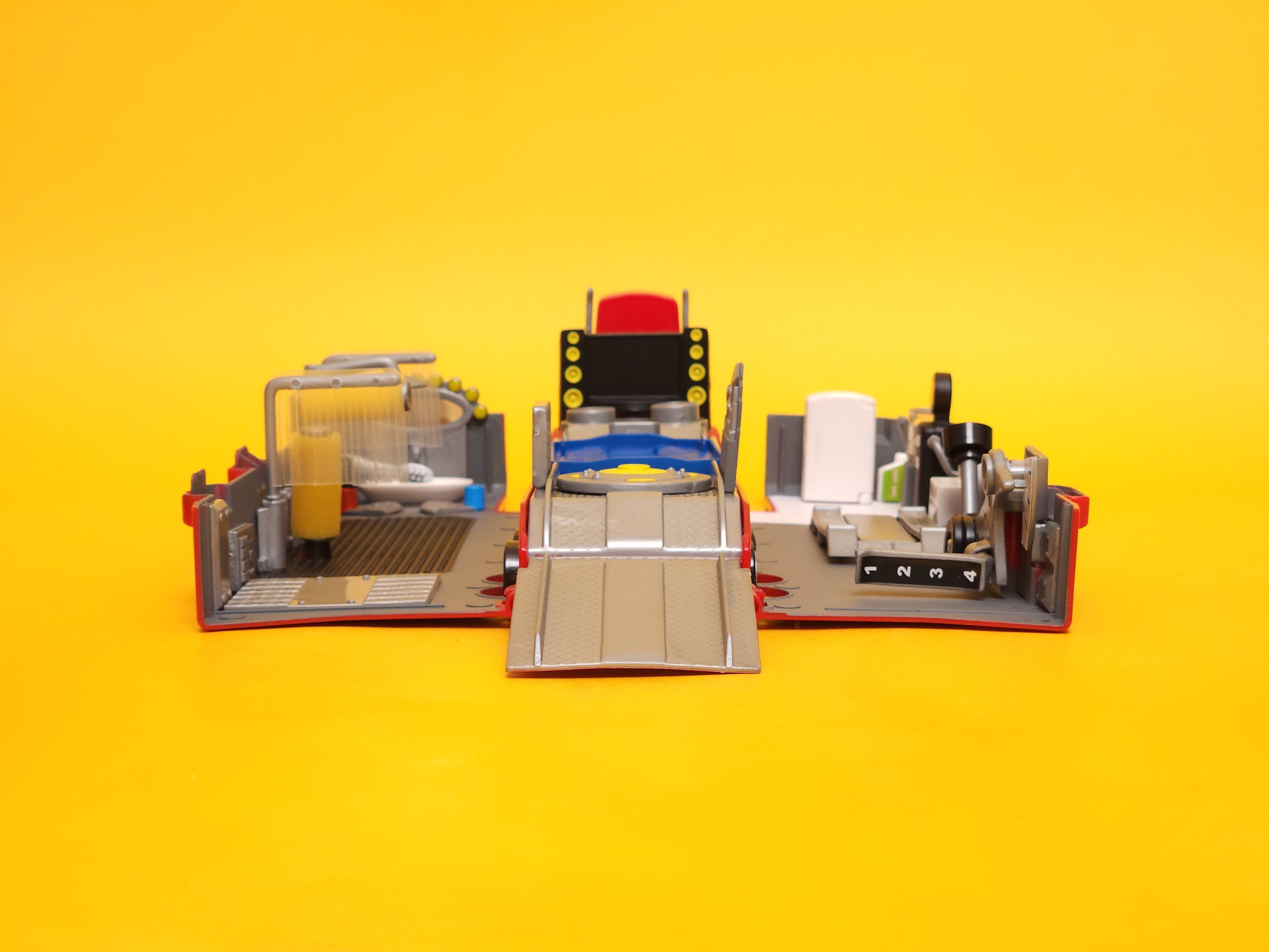 Mack Truck Playset – 2011 Mattel Disney Pixar Cars 2