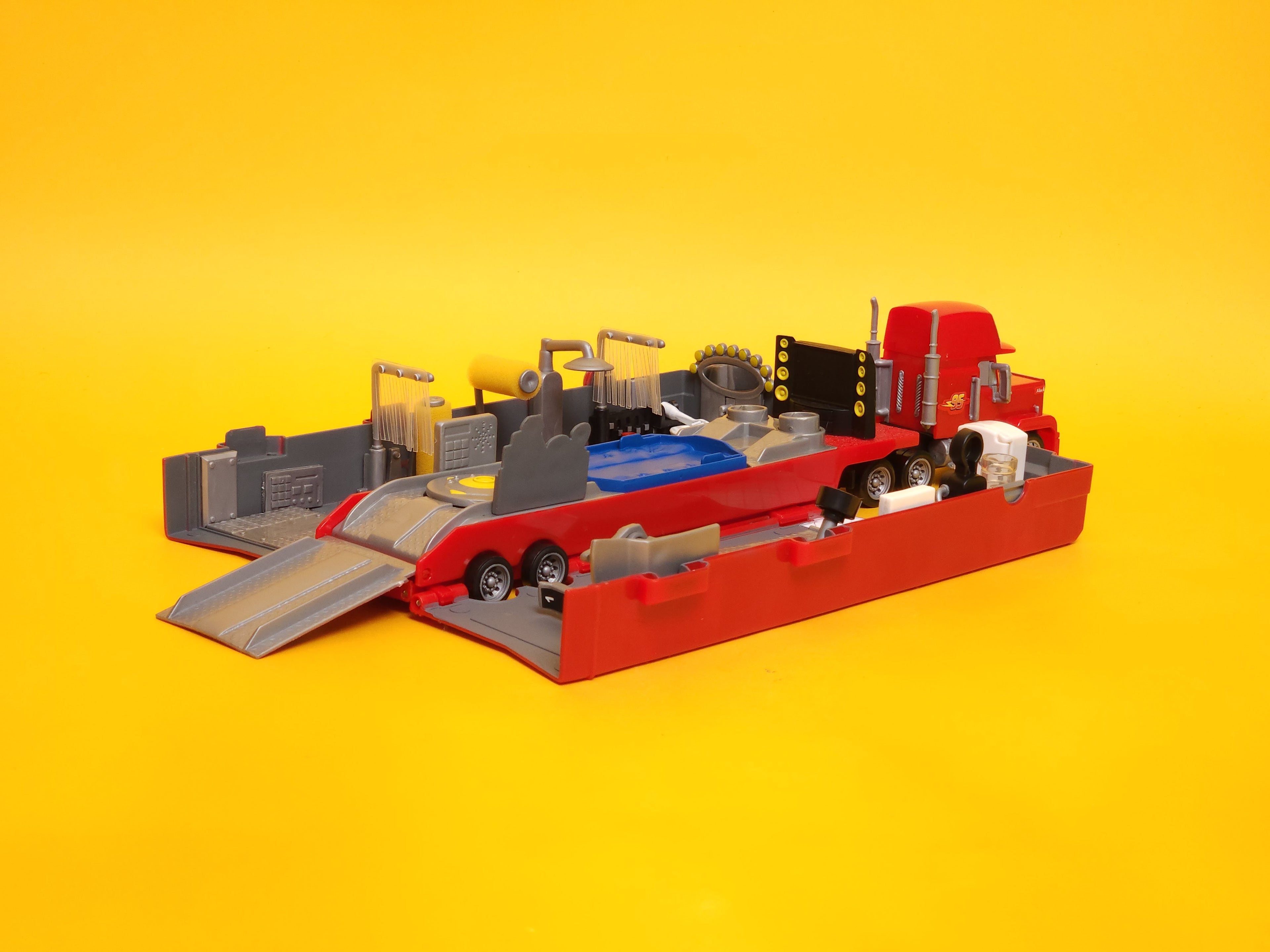 Mack Truck Playset – 2011 Mattel Disney Pixar Cars 2