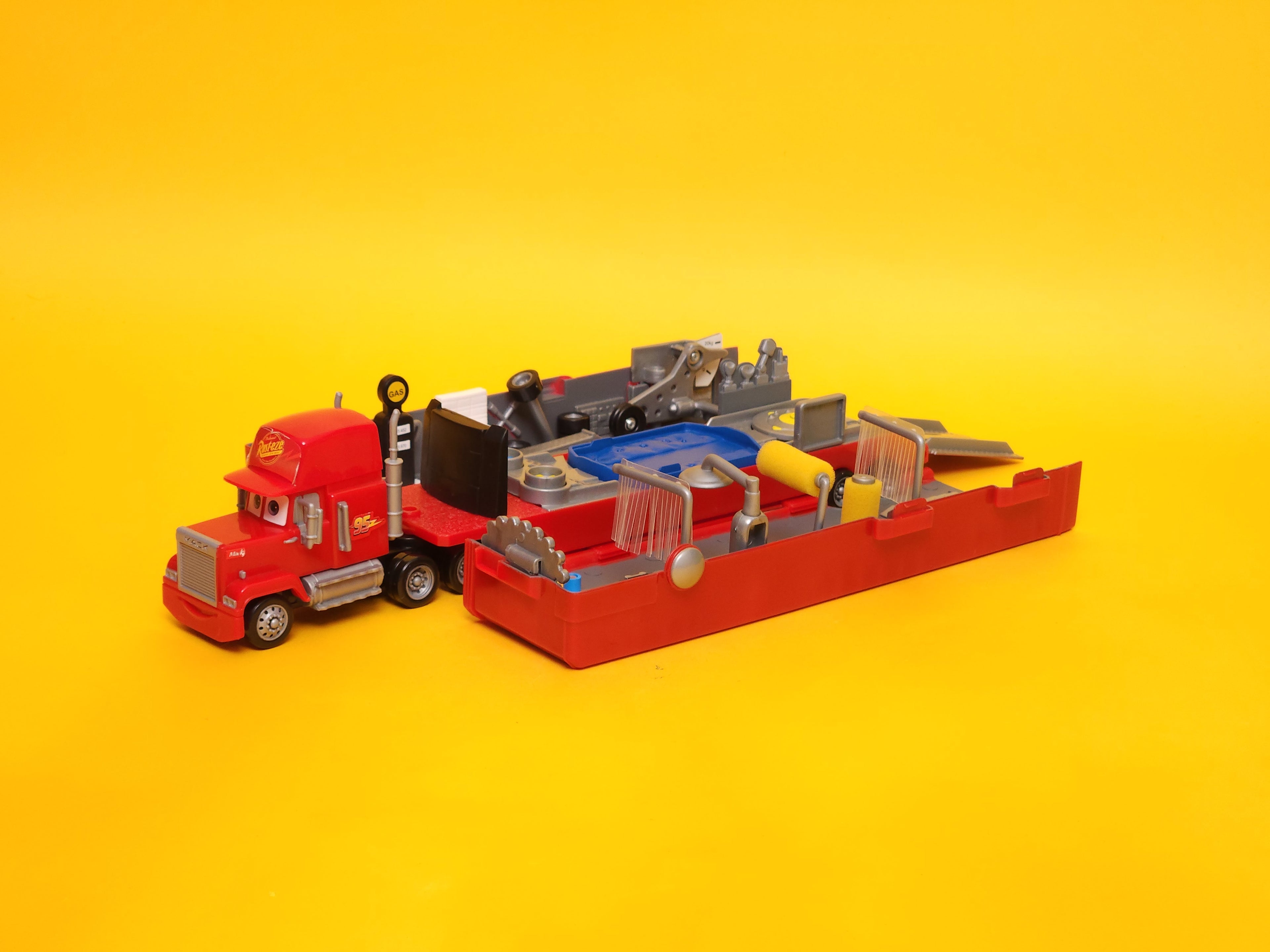 Mack Truck Playset – 2011 Mattel Disney Pixar Cars 2