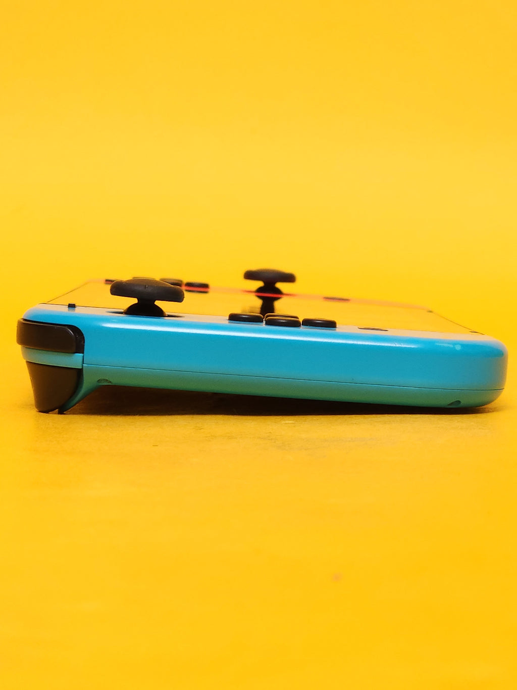 Nintendo Switch V2 – Neon Blue / Neon Red
