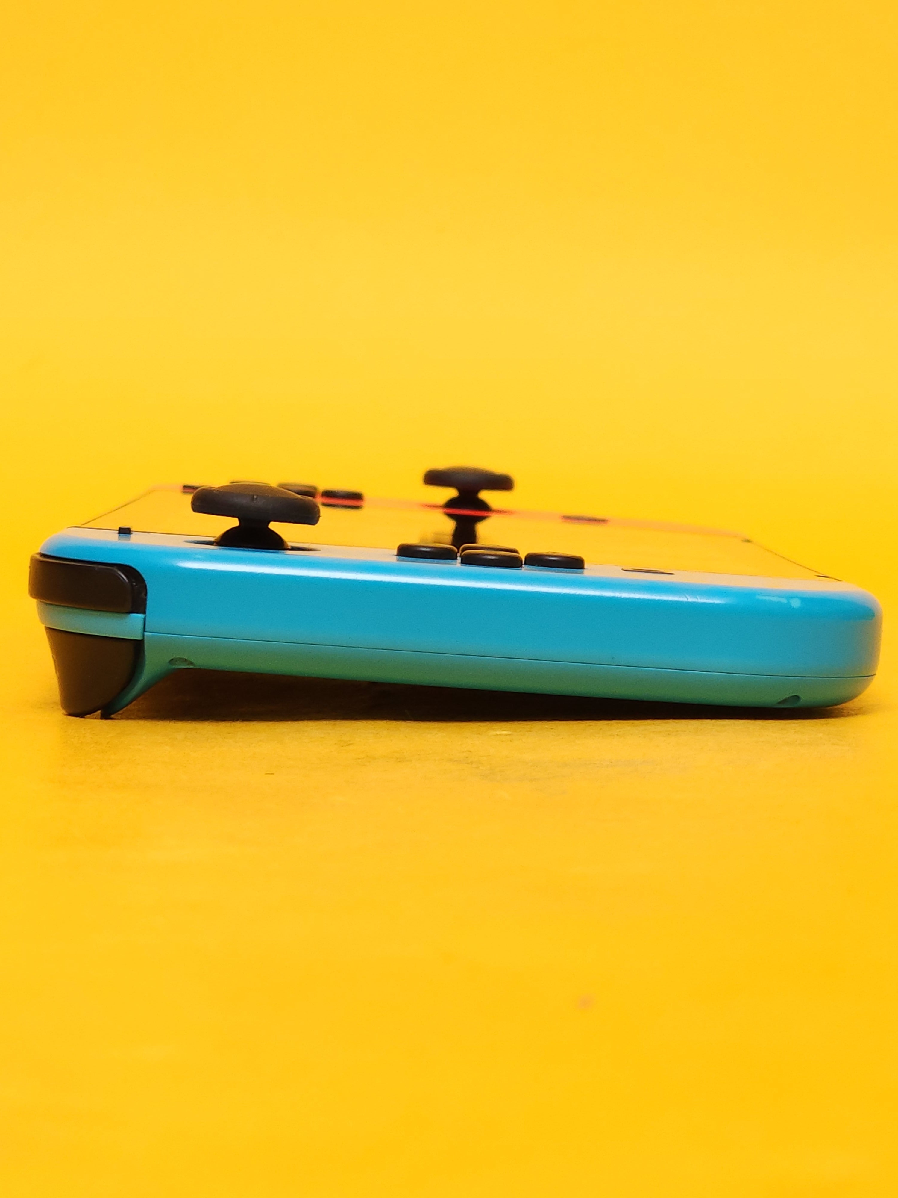 Nintendo Switch V2 – Neon Blue / Neon Red